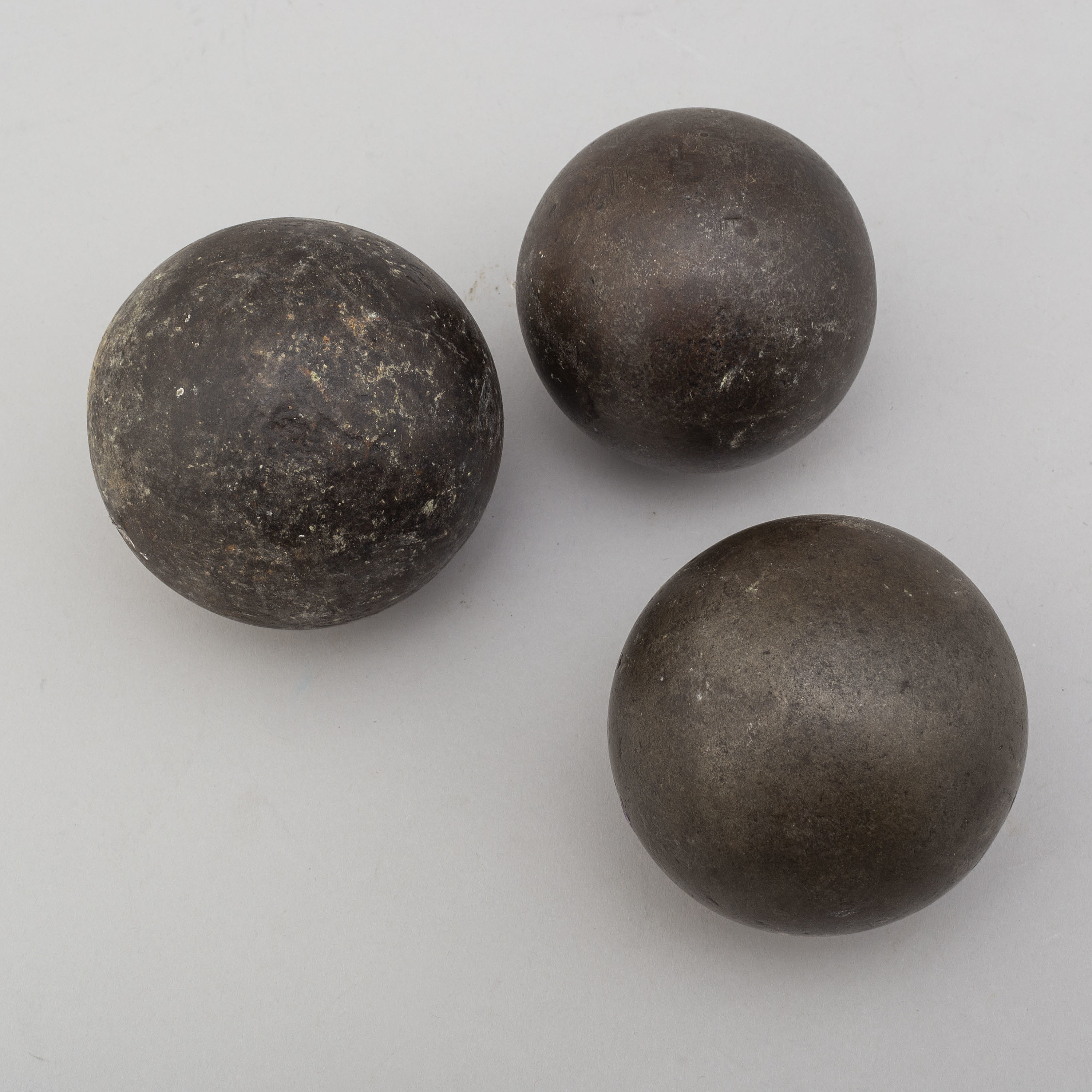 Three 19th century iron balls. Bukowskis