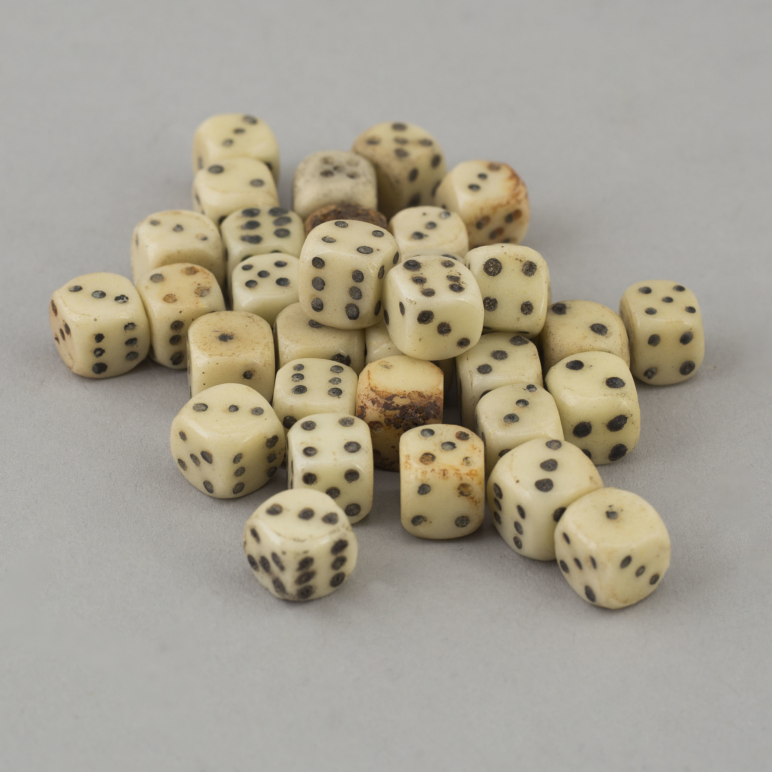 A set of 34 bone dice, 19th century. Bukowskis