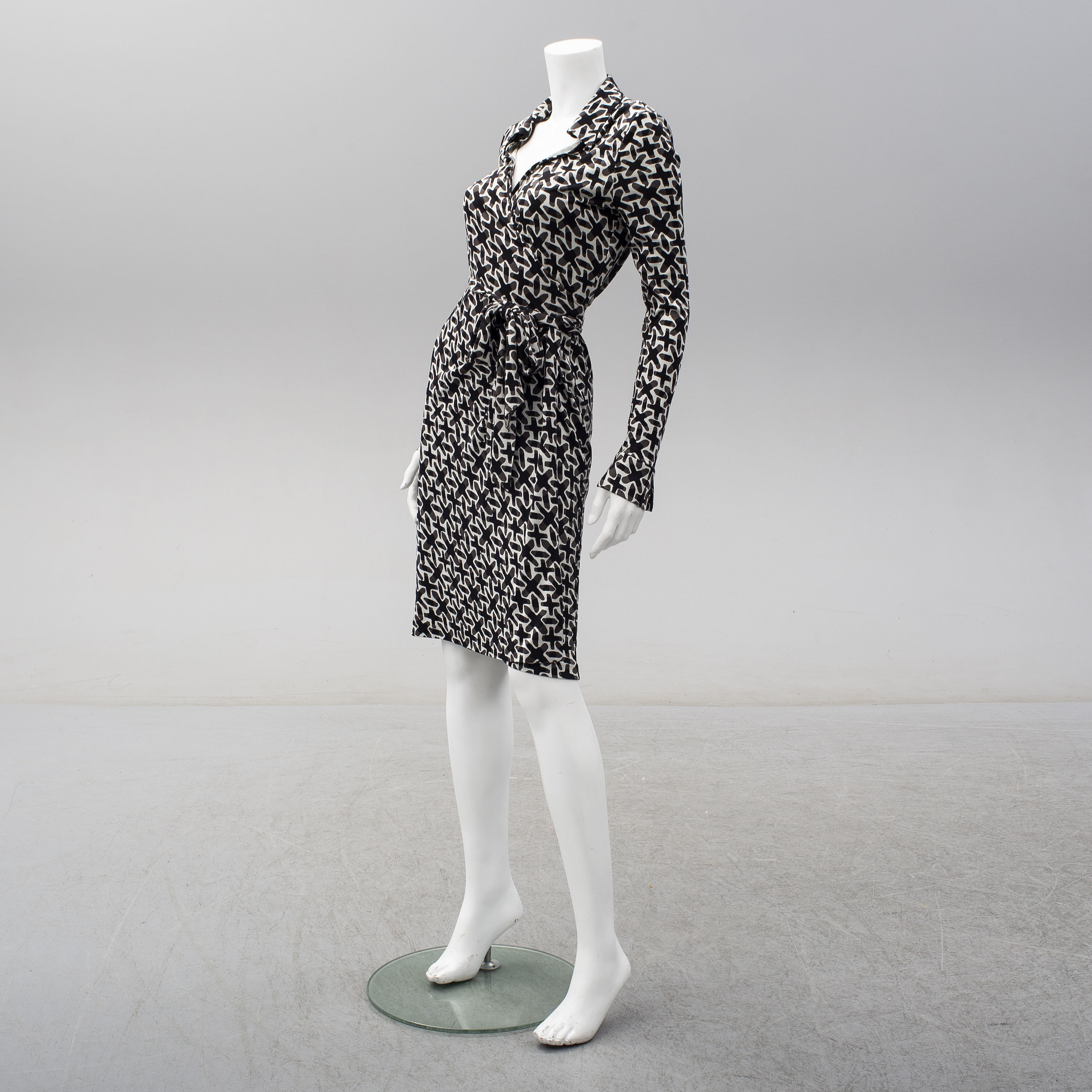 DIANE VON FÜRSTENBERG, a wrap-dress, size 8. - Bukowskis