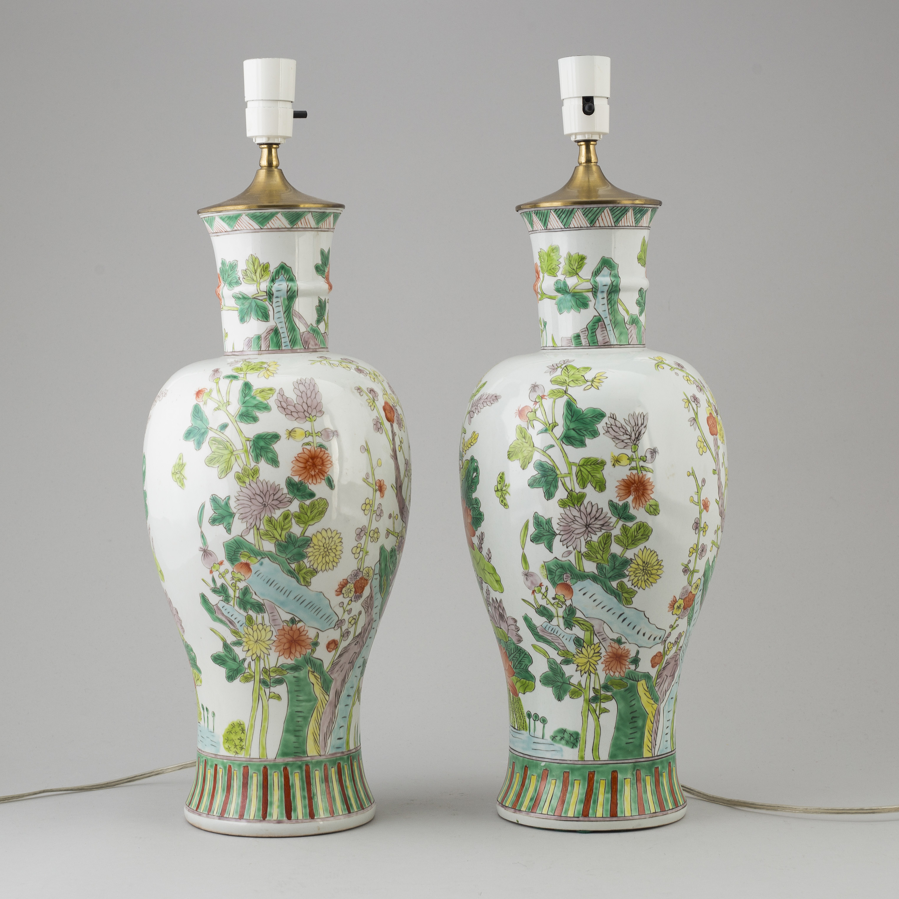 Two 20th century Chinese porcelain table lamps. Bukowskis