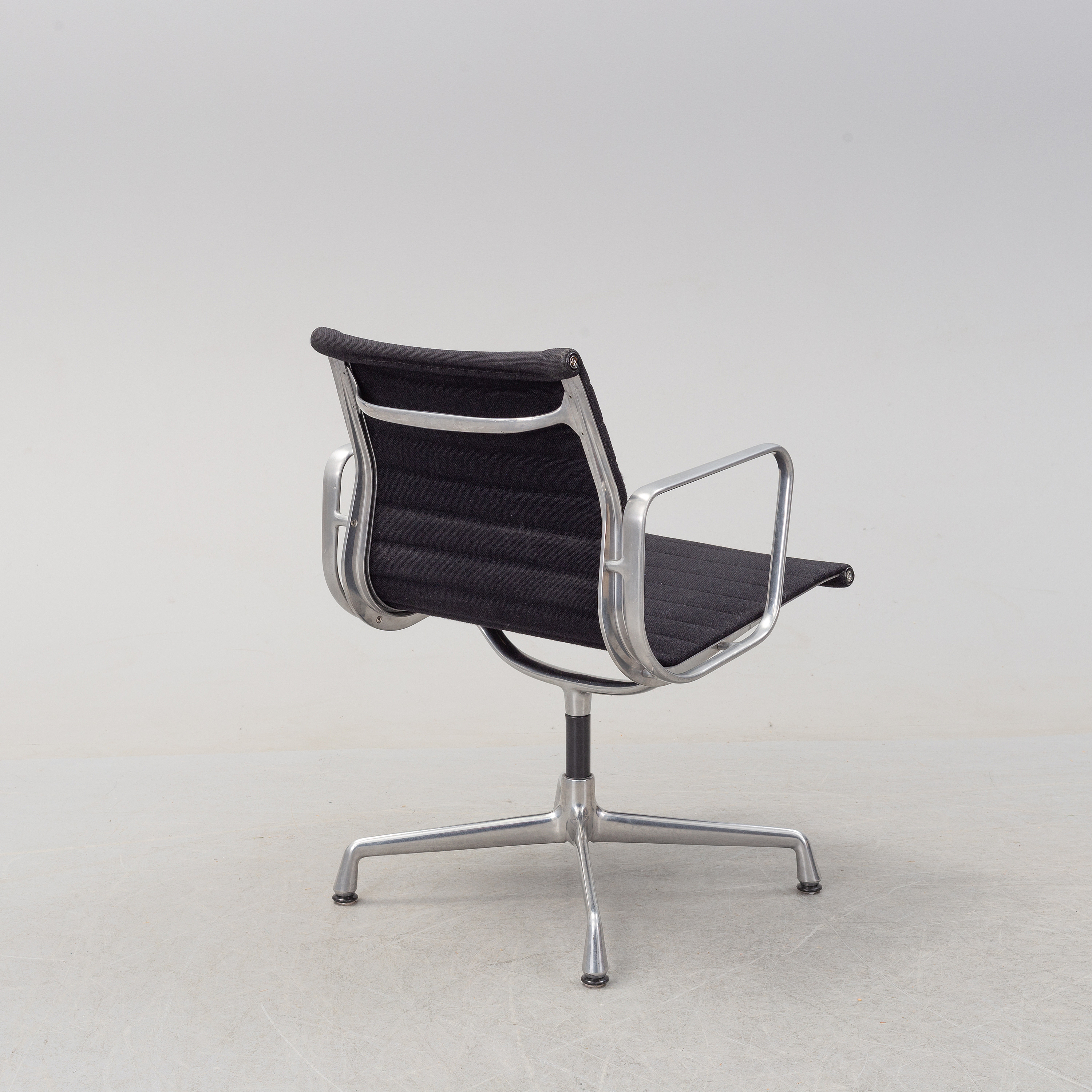 An 'Aluminum group arm chair by Charles & Ray Eames, for Vitra. Bukowskis