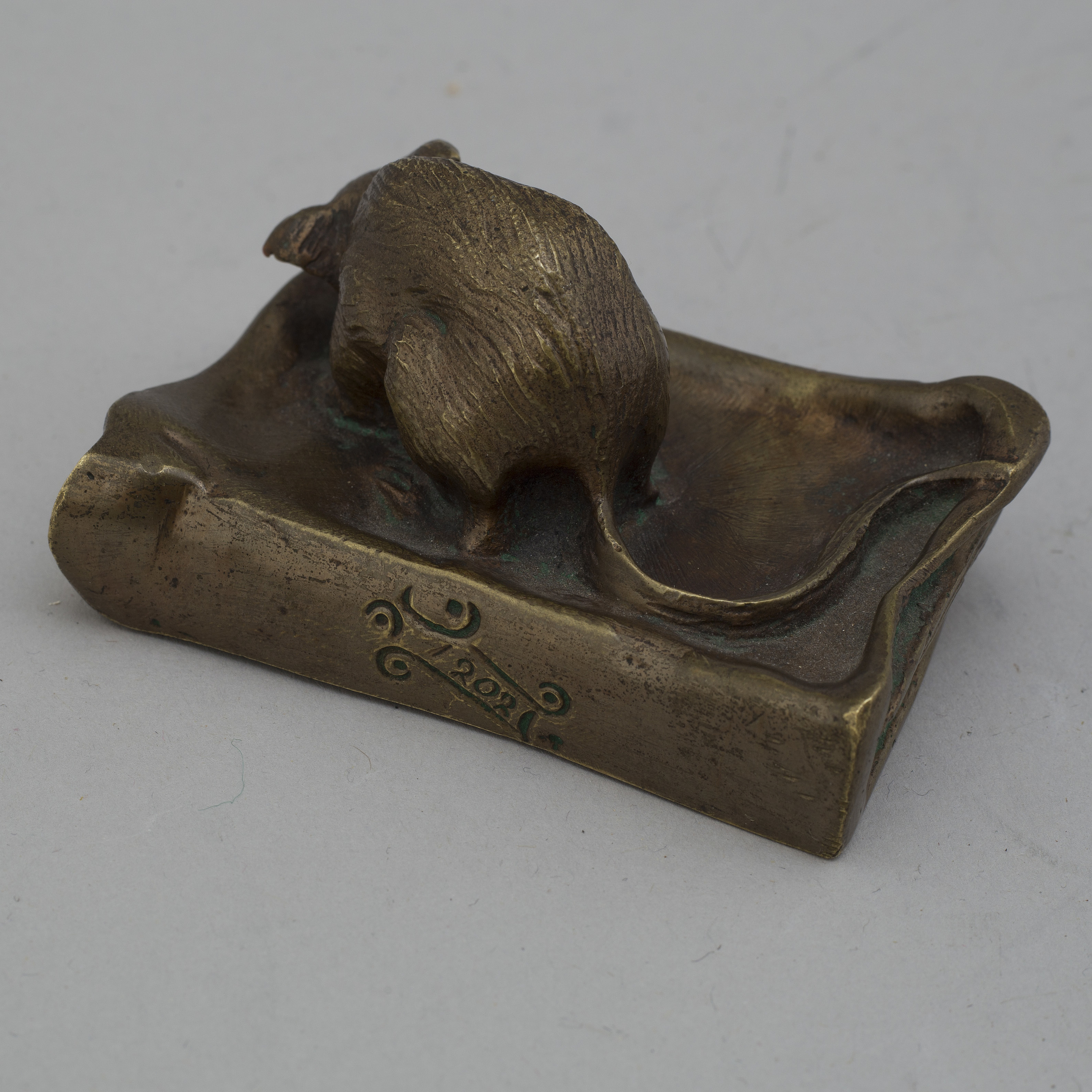 A bronze paper weight from around year 1900. Bukowskis