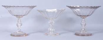 110337. SKÅLAR PÅ FOT, 3 st, glas, 1900-tal.