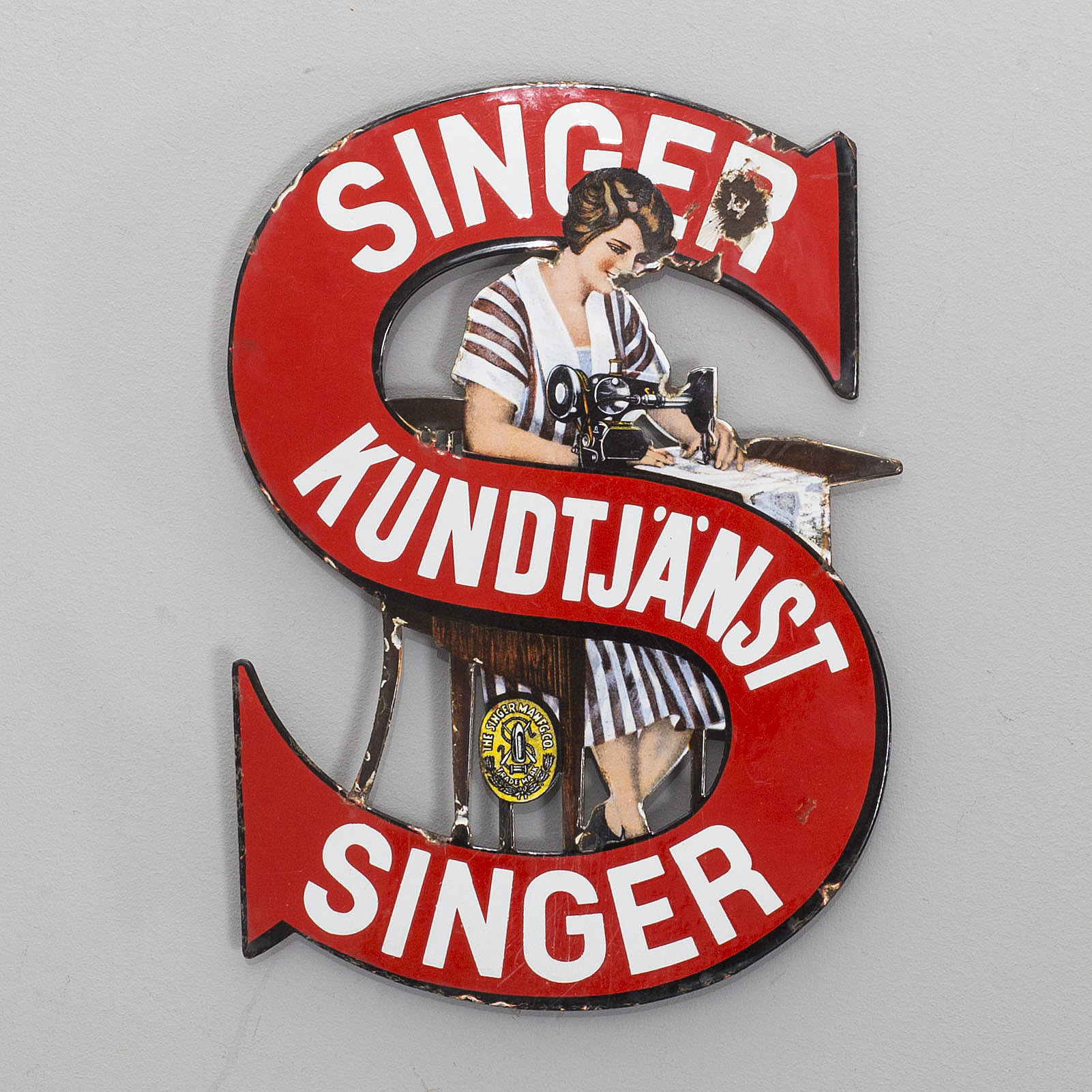 an enamel sign, Singer, from the 1920's. - Bukowskis