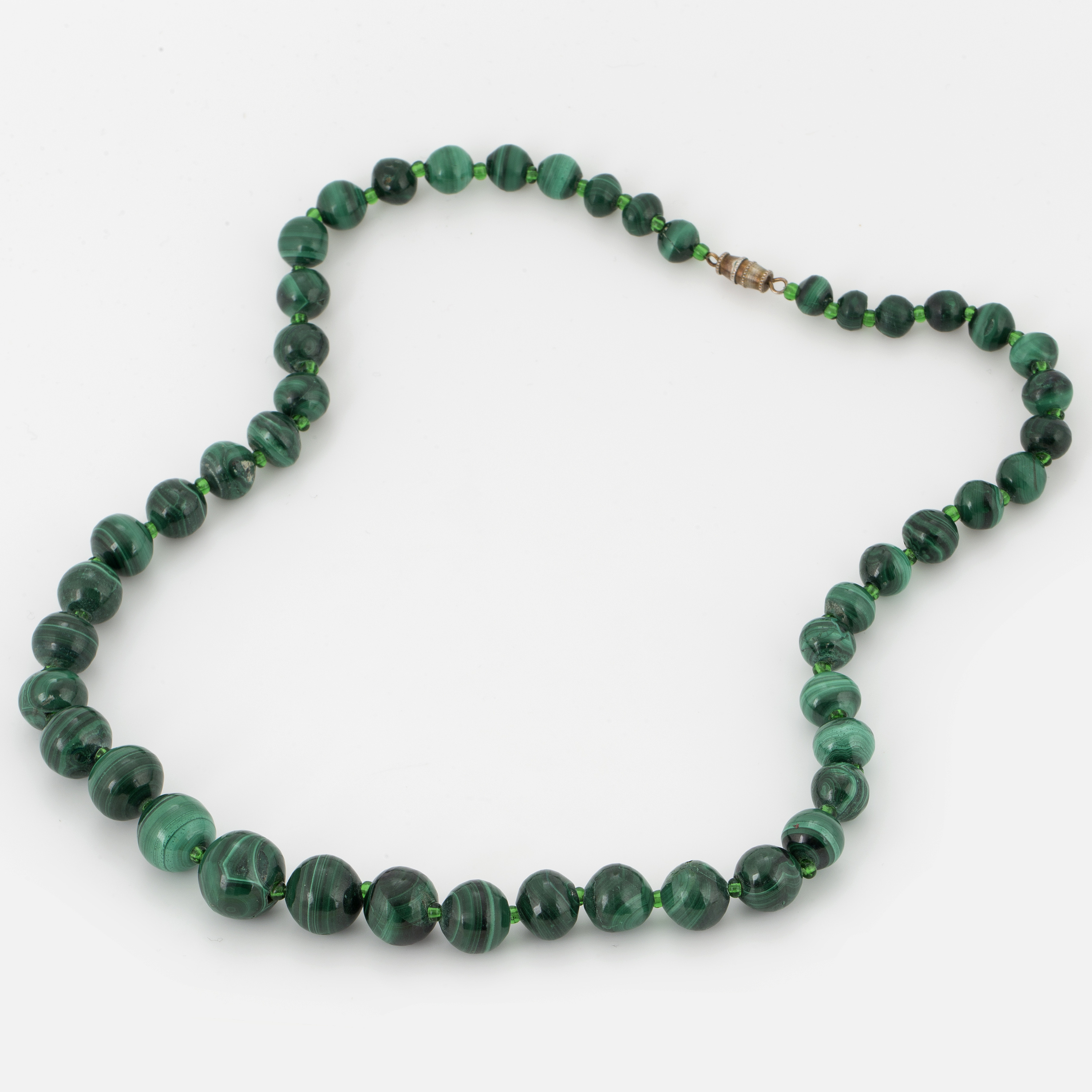 A malachite bead necklace. Bukowskis