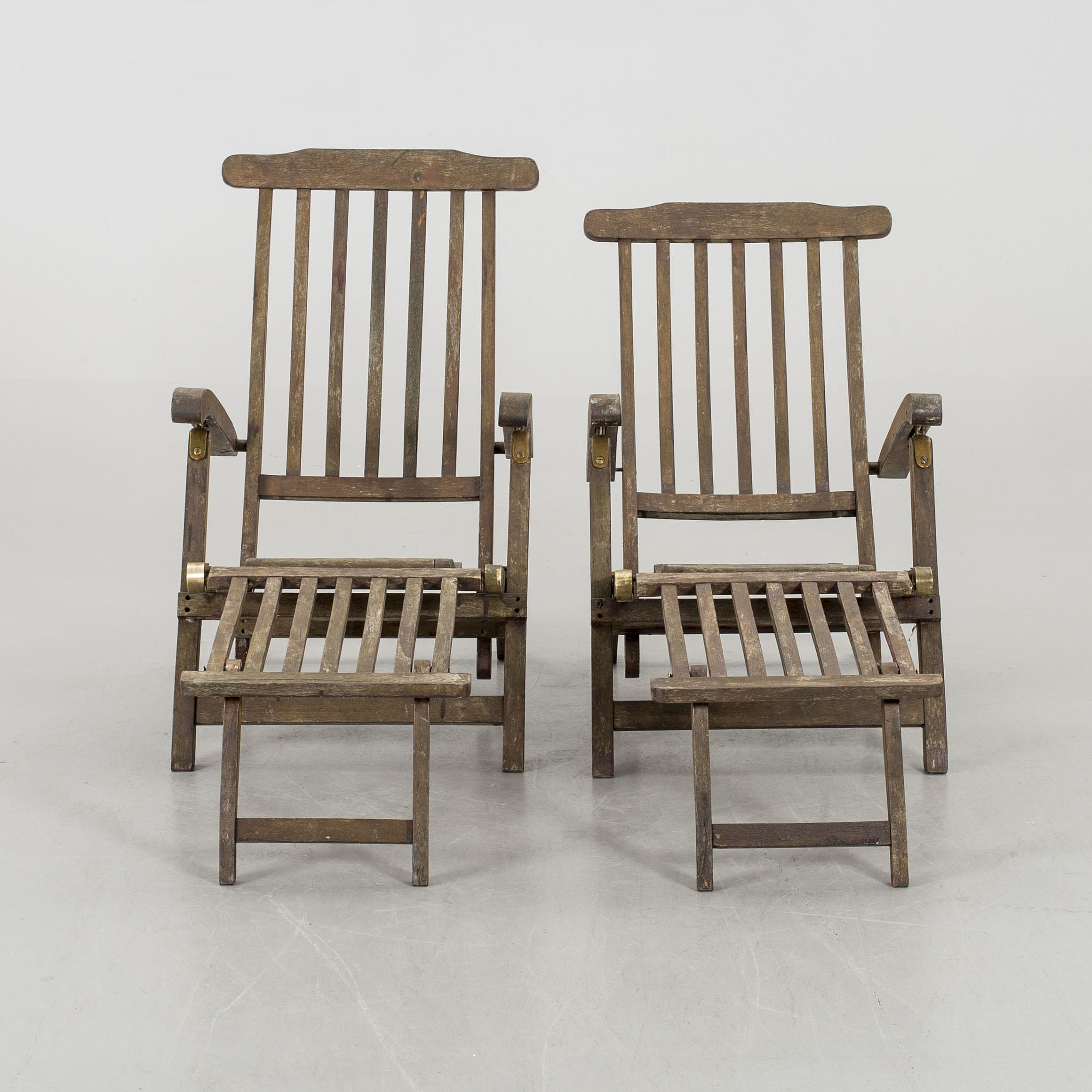 A PAIR OF DECK CHAIRS, first half of 20th century. Bukowskis