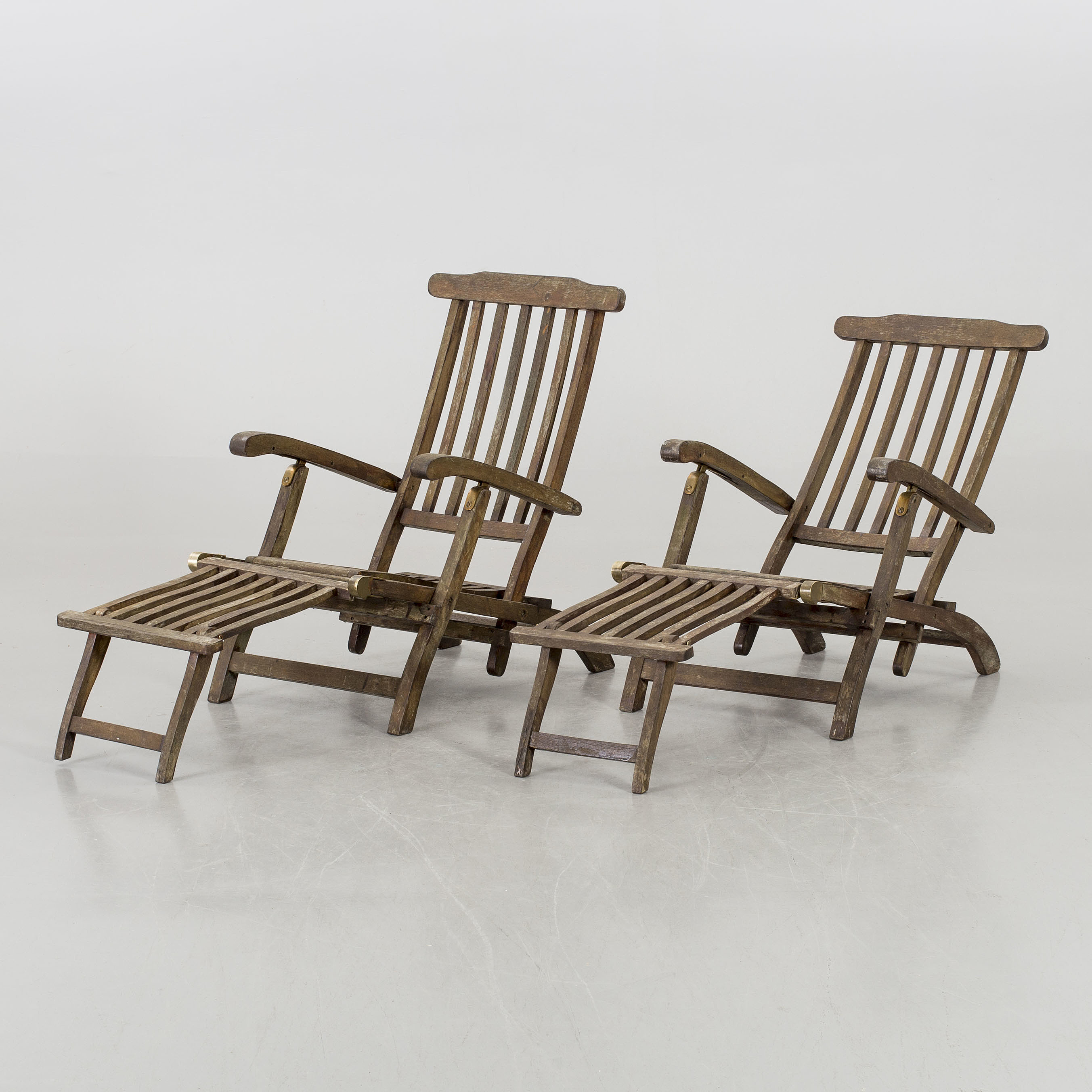 A PAIR OF DECK CHAIRS, first half of 20th century. Bukowskis