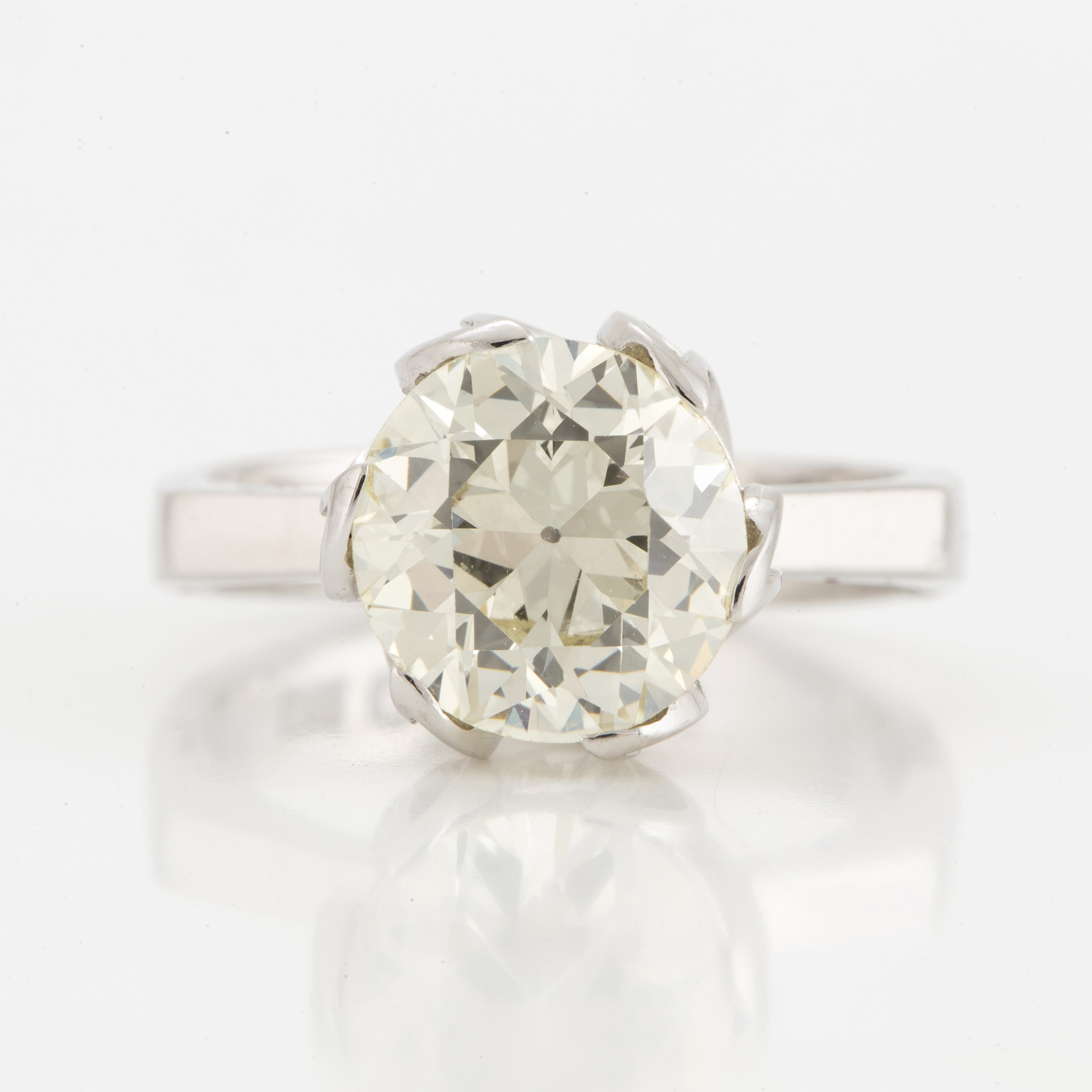 A circa 2 ct yellow diamond ring. Bukowskis