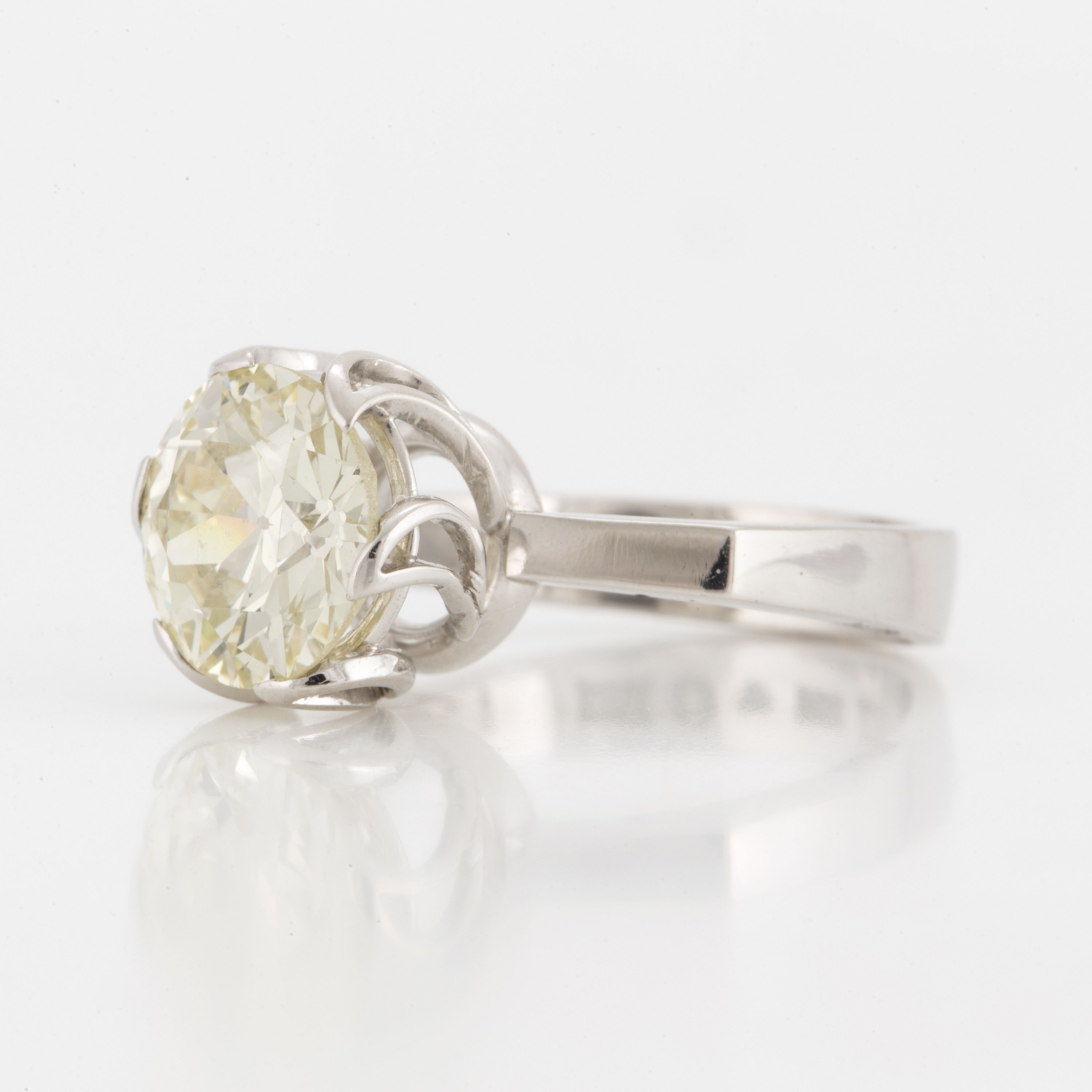 A circa 2 ct yellow diamond ring. Bukowskis