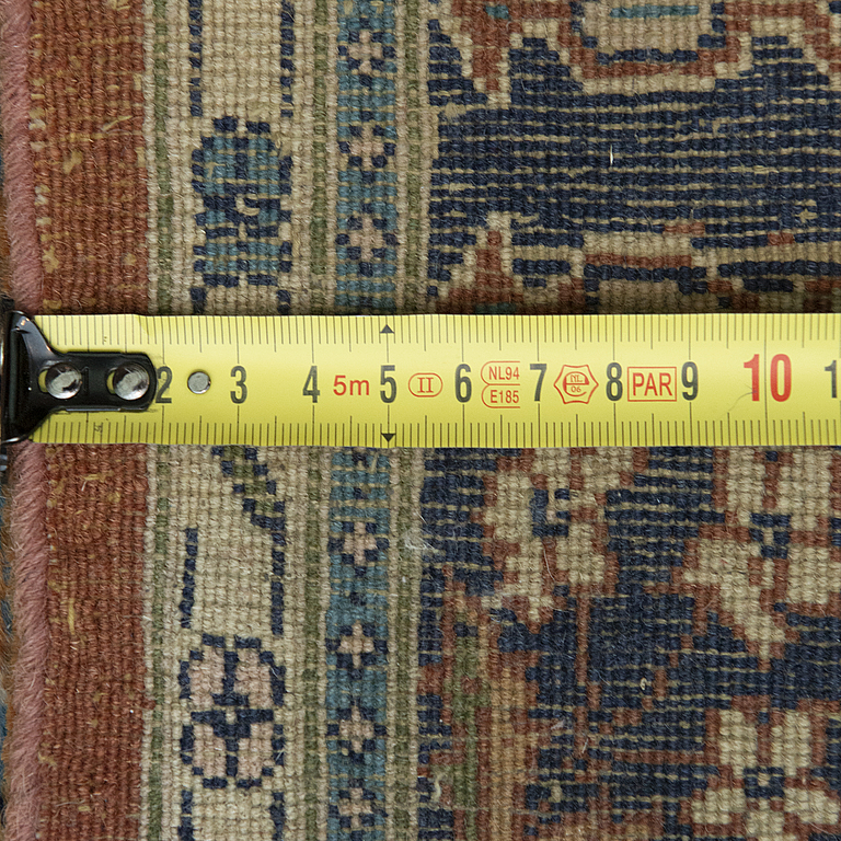 An oriental carpet. Circa 157x95 cm.. Bukowskis