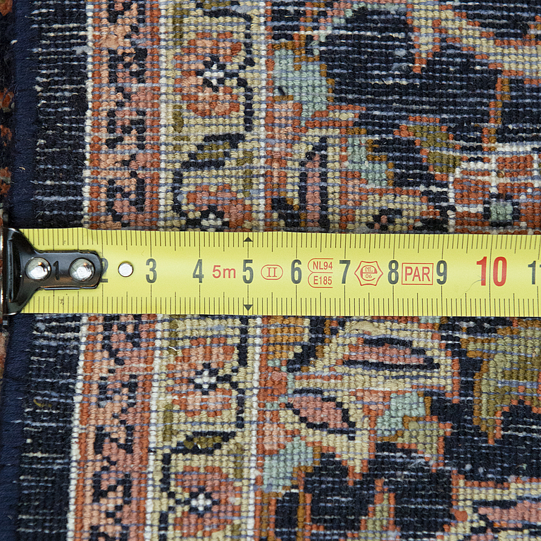 An oriental carpet. Circa 183x122 cm. Bukowskis