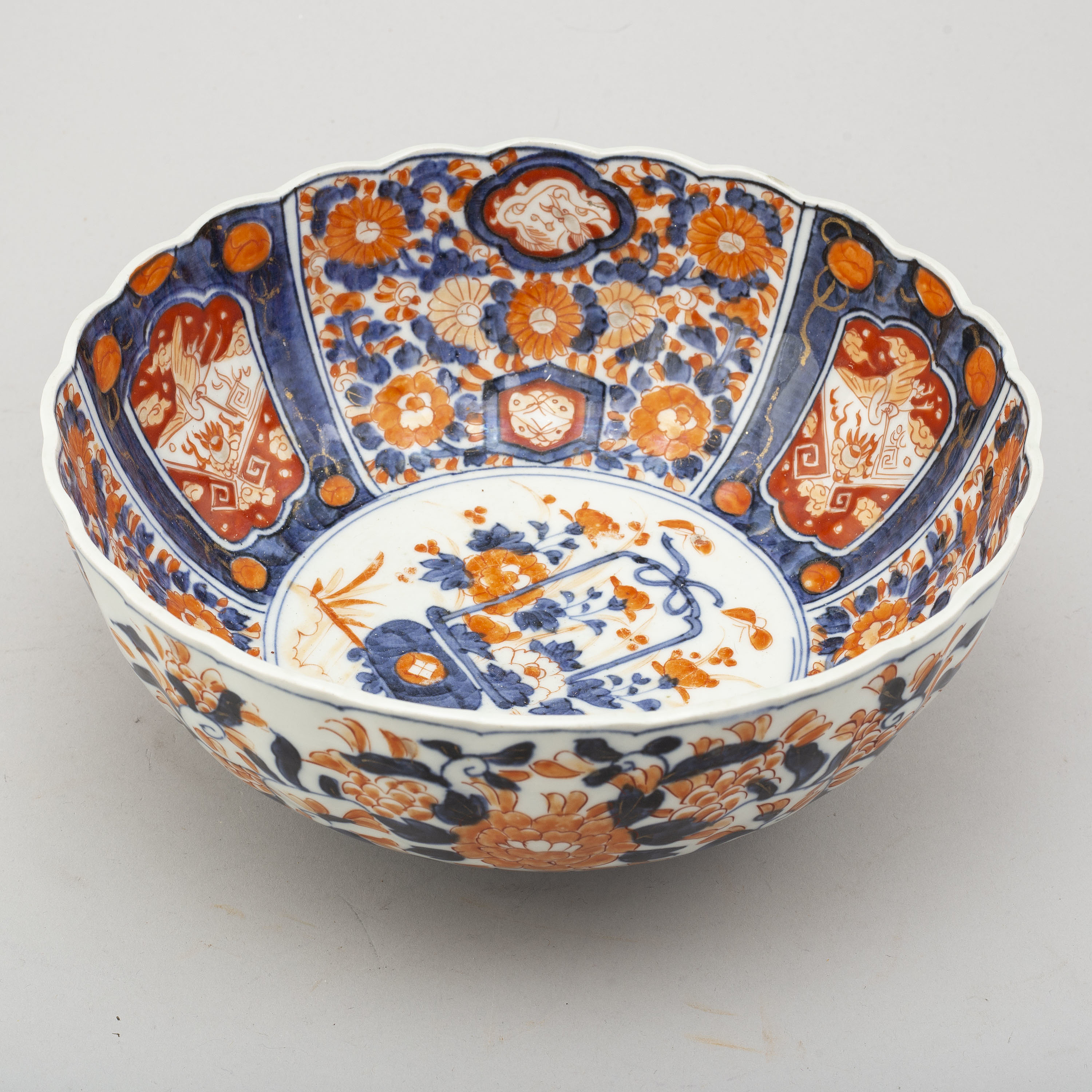 A imari scalloped bowl, Japan, Meiji (18681912). Bukowskis