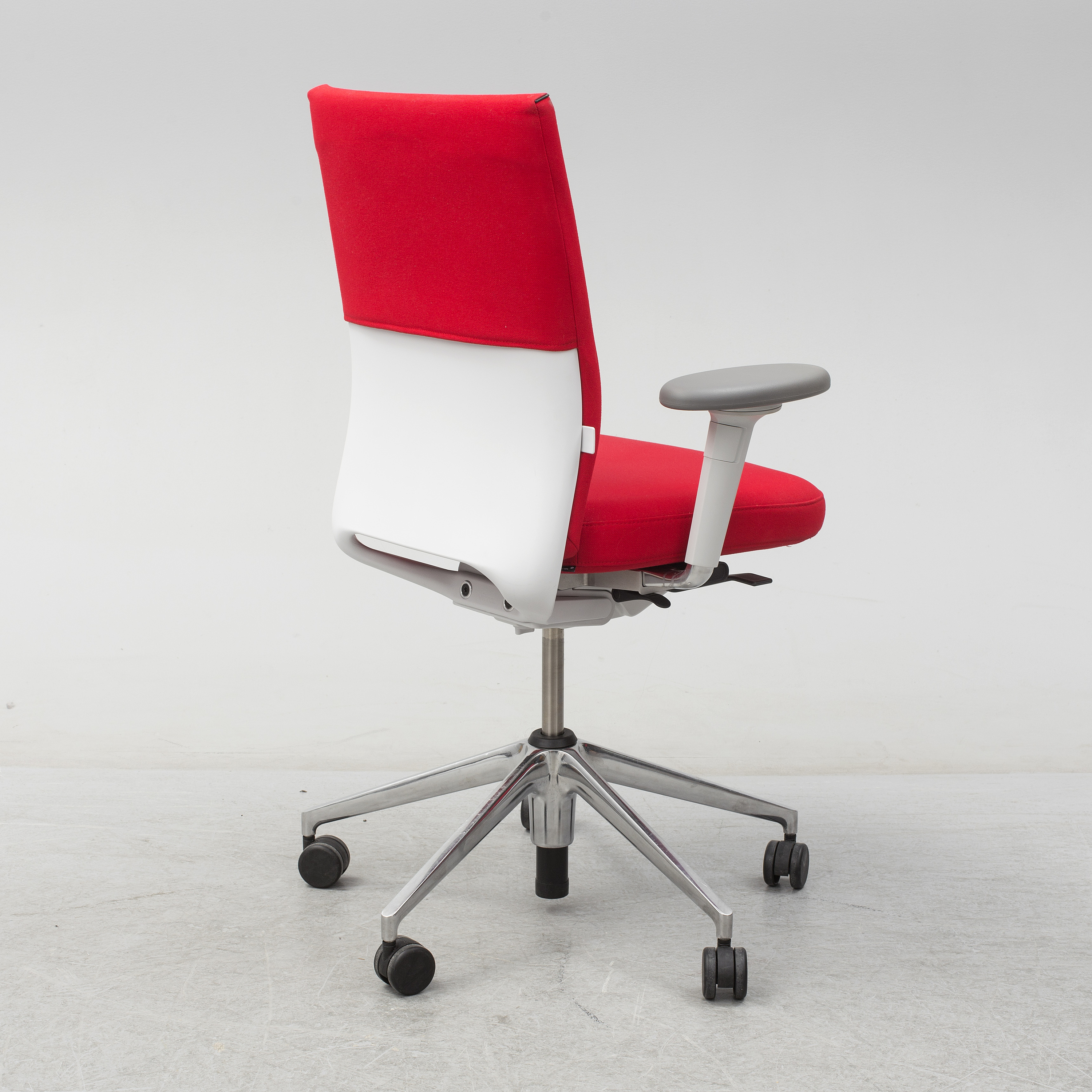 An 'Axess Plus Chair' by Antonio Citterio for Vitra. Bukowskis