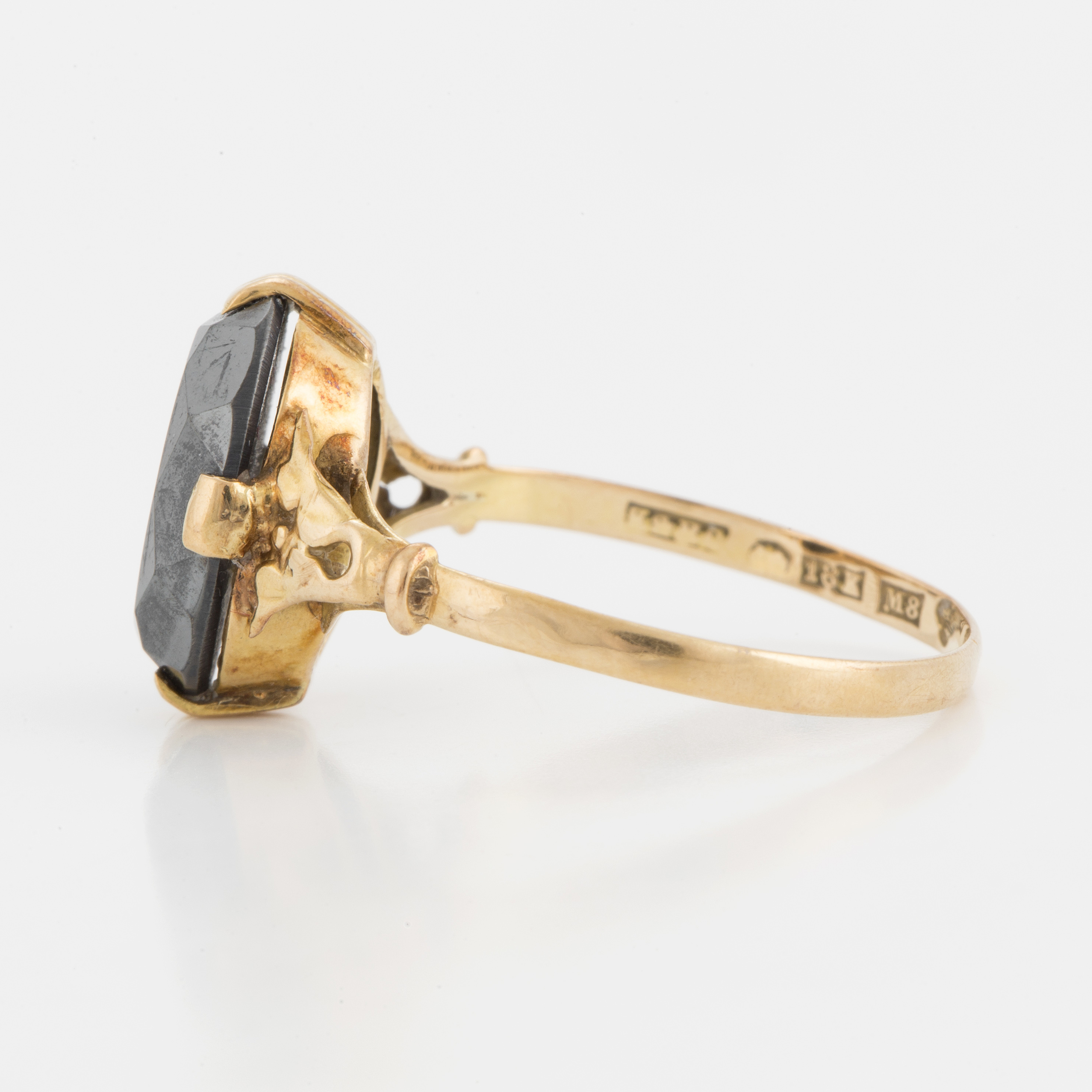 A faceted hematite ring. Bukowskis