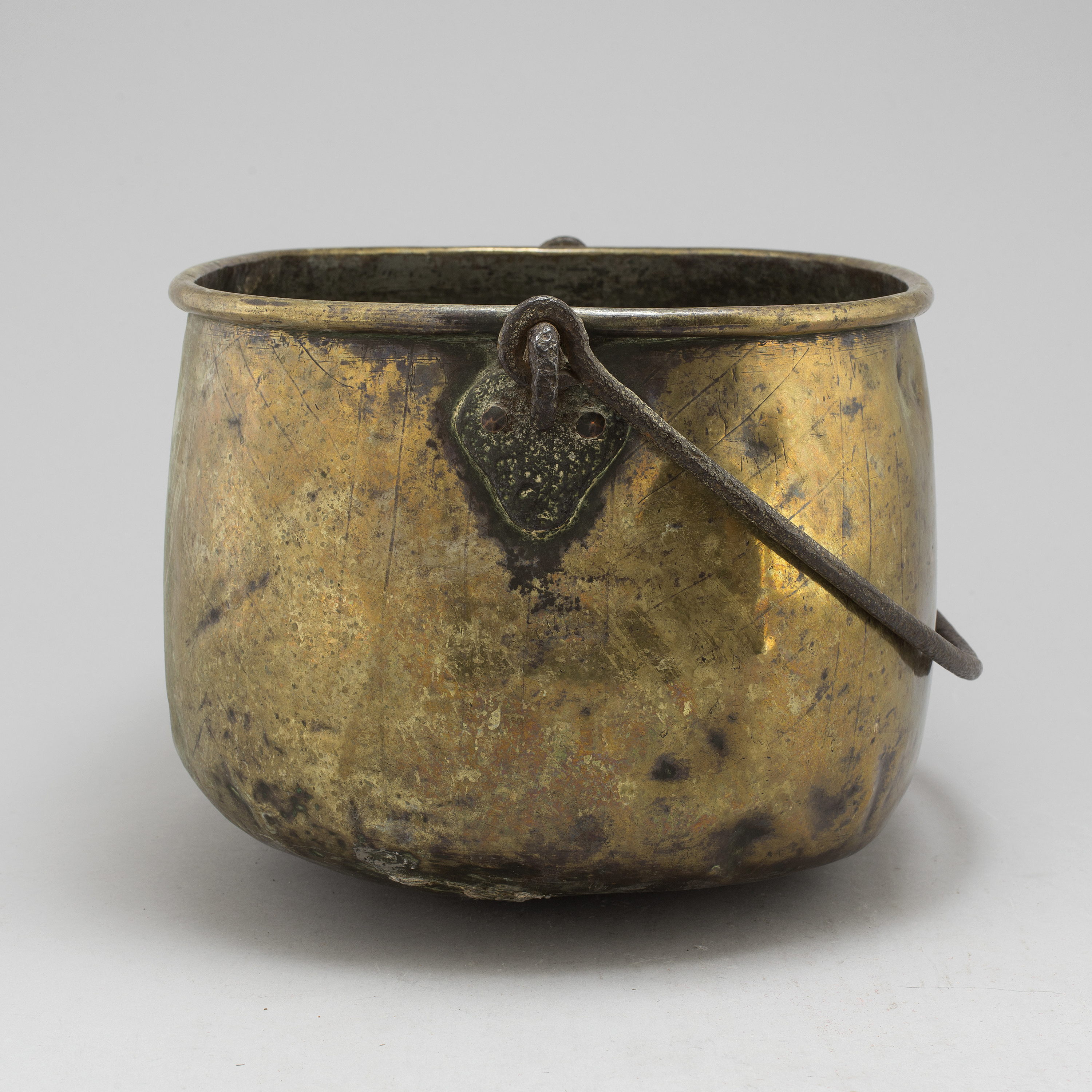 An 18th century brass cauldron. Bukowskis
