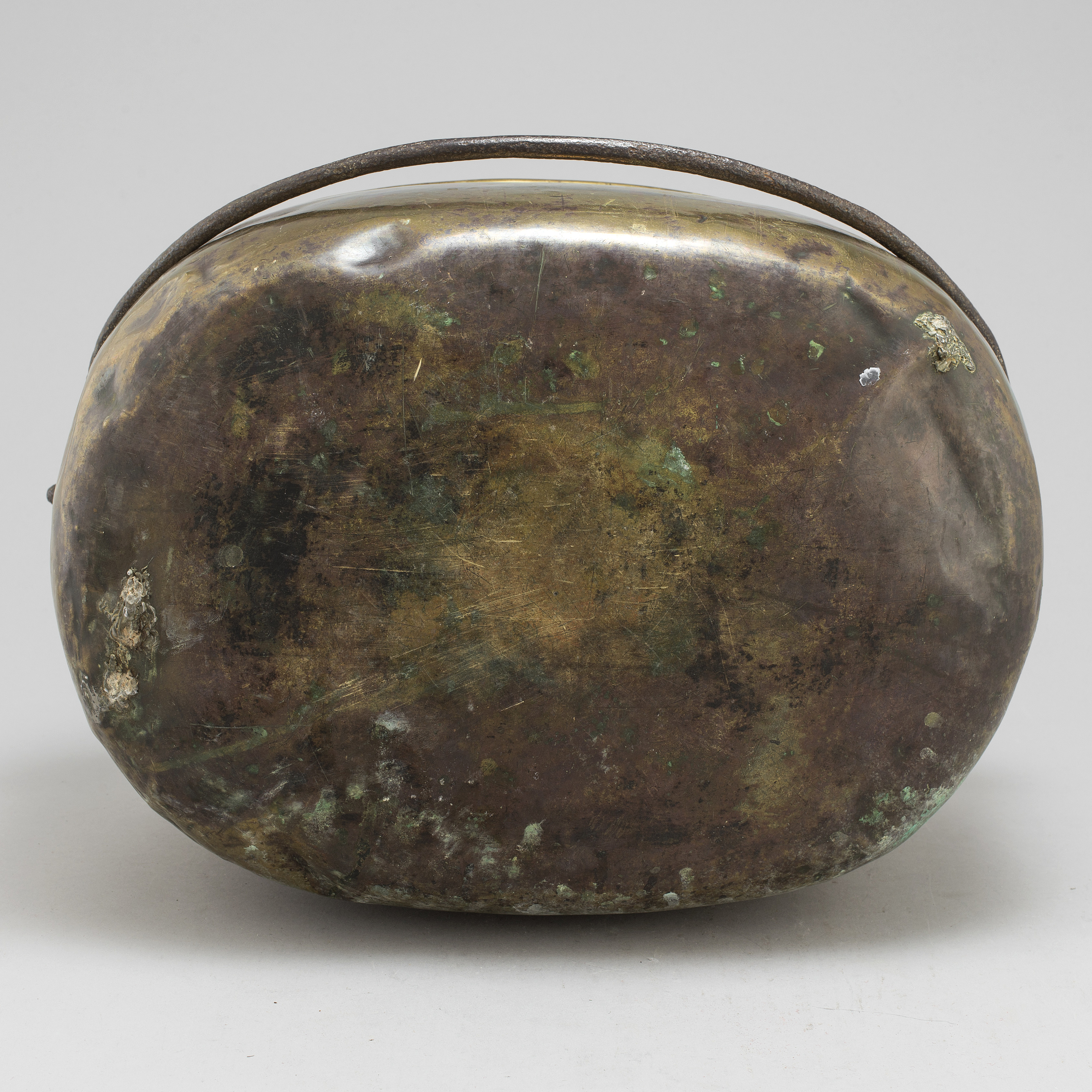 An 18th century brass cauldron. Bukowskis