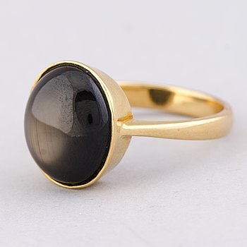 A RING, black star sapphire, 18K gold.