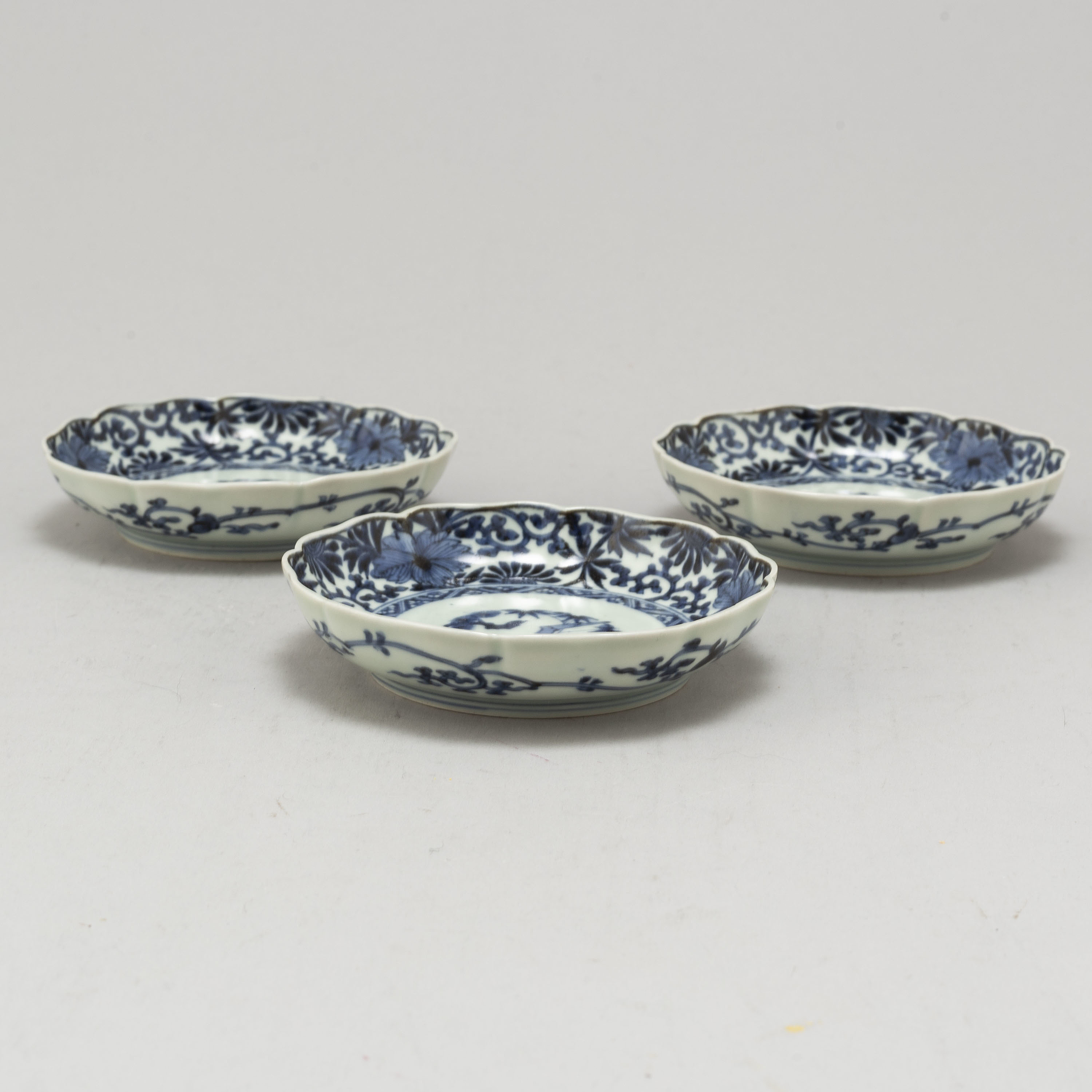 Three Japanese porcelain dishes, late Meiji Period. Bukowskis
