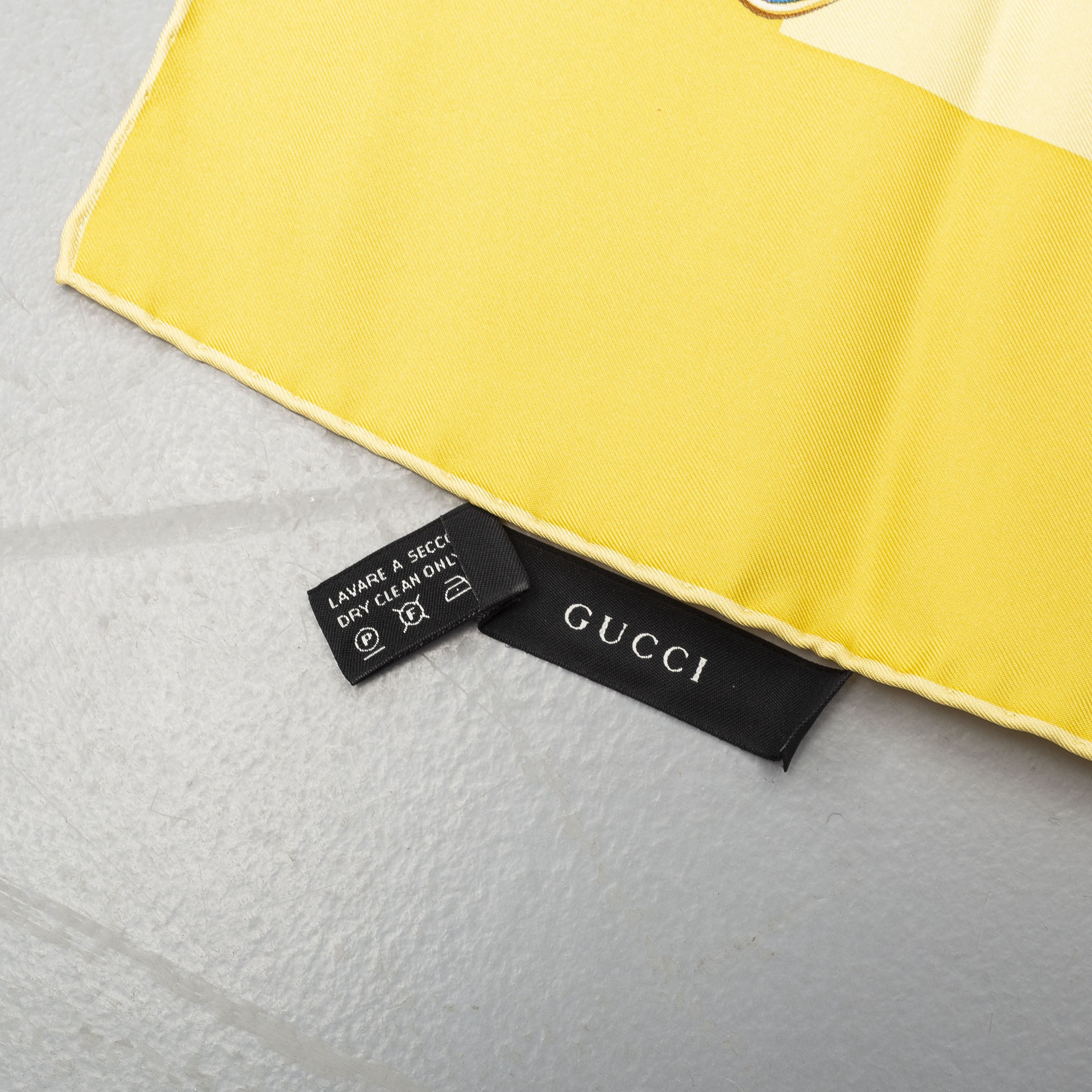 GUCCI, scarf. Bukowskis