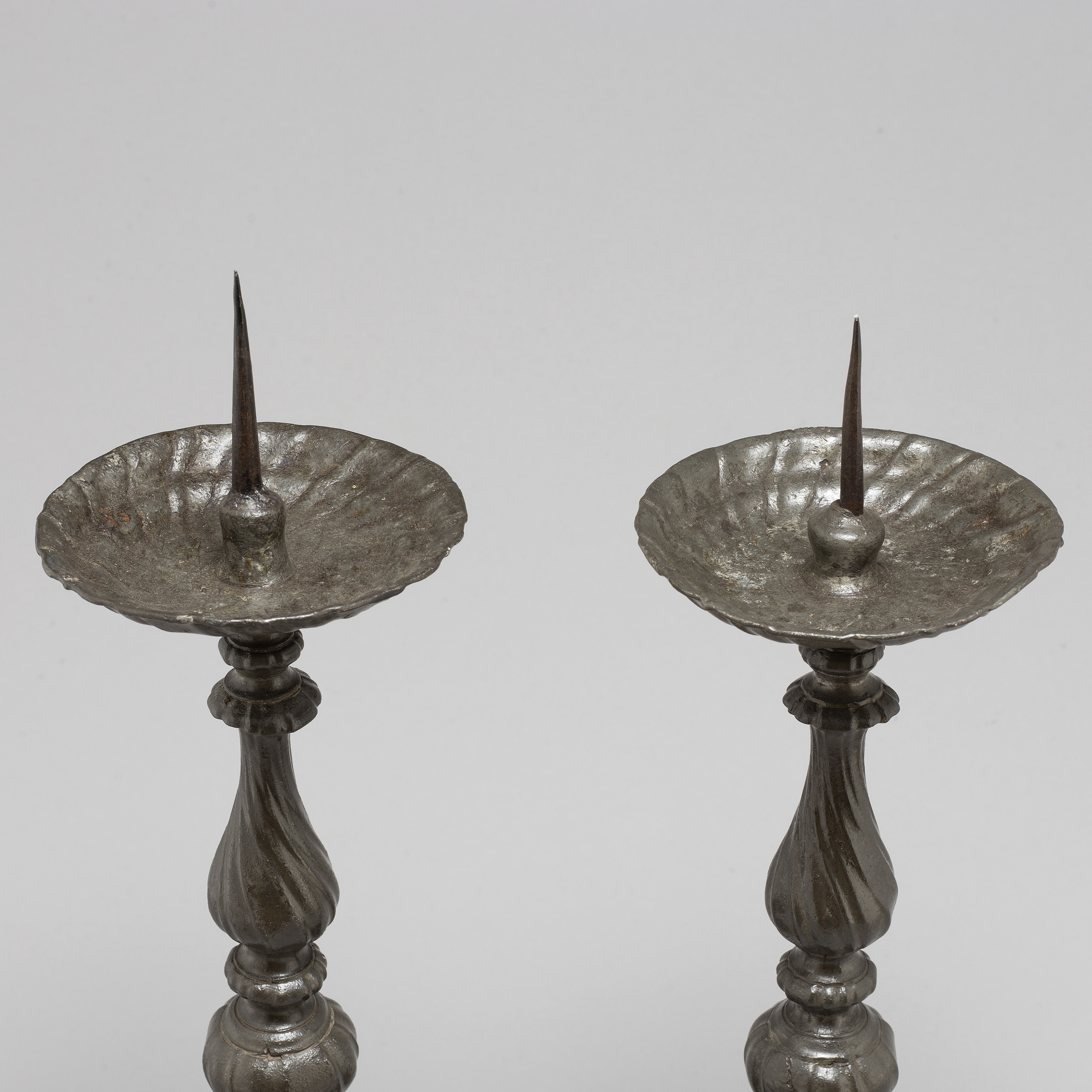 A PAIR OF PEWTER CANDLESTICKS, 17TH/18TH CENTURY. Bukowskis