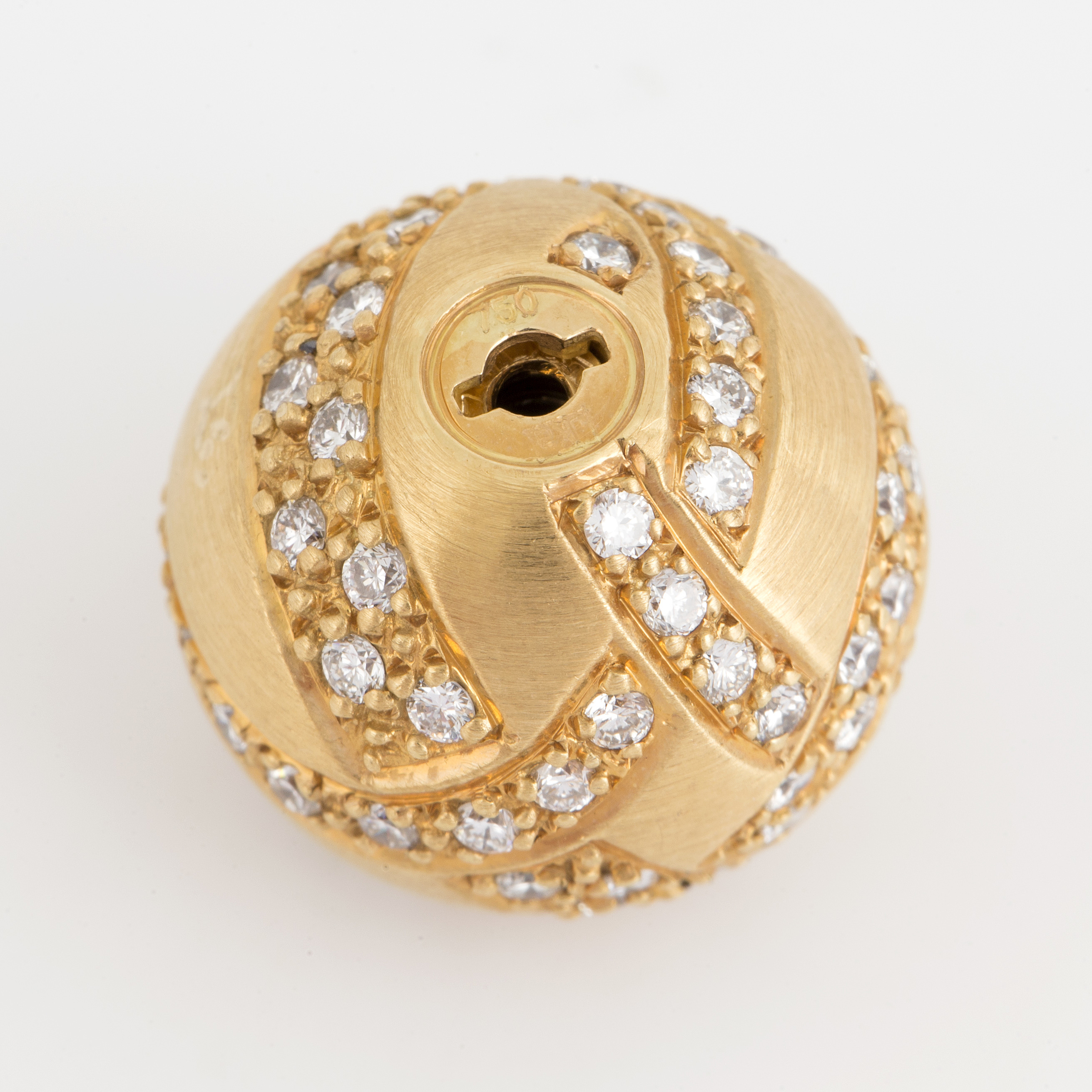 An 18K gold clasp set with round brilliantcut diamonds. Bukowskis