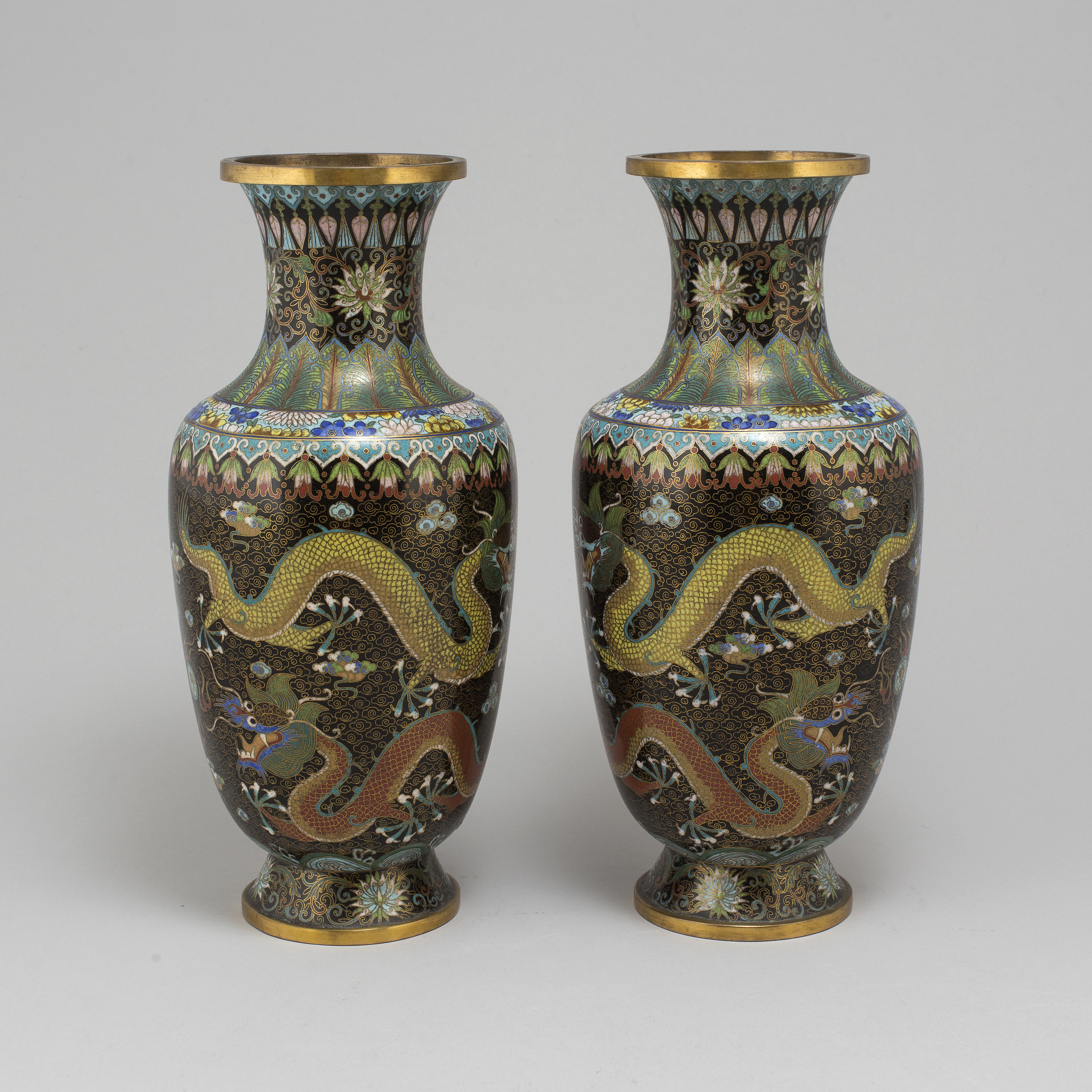 A pair of Chinese cloisonne vases, 20th century. Bukowskis