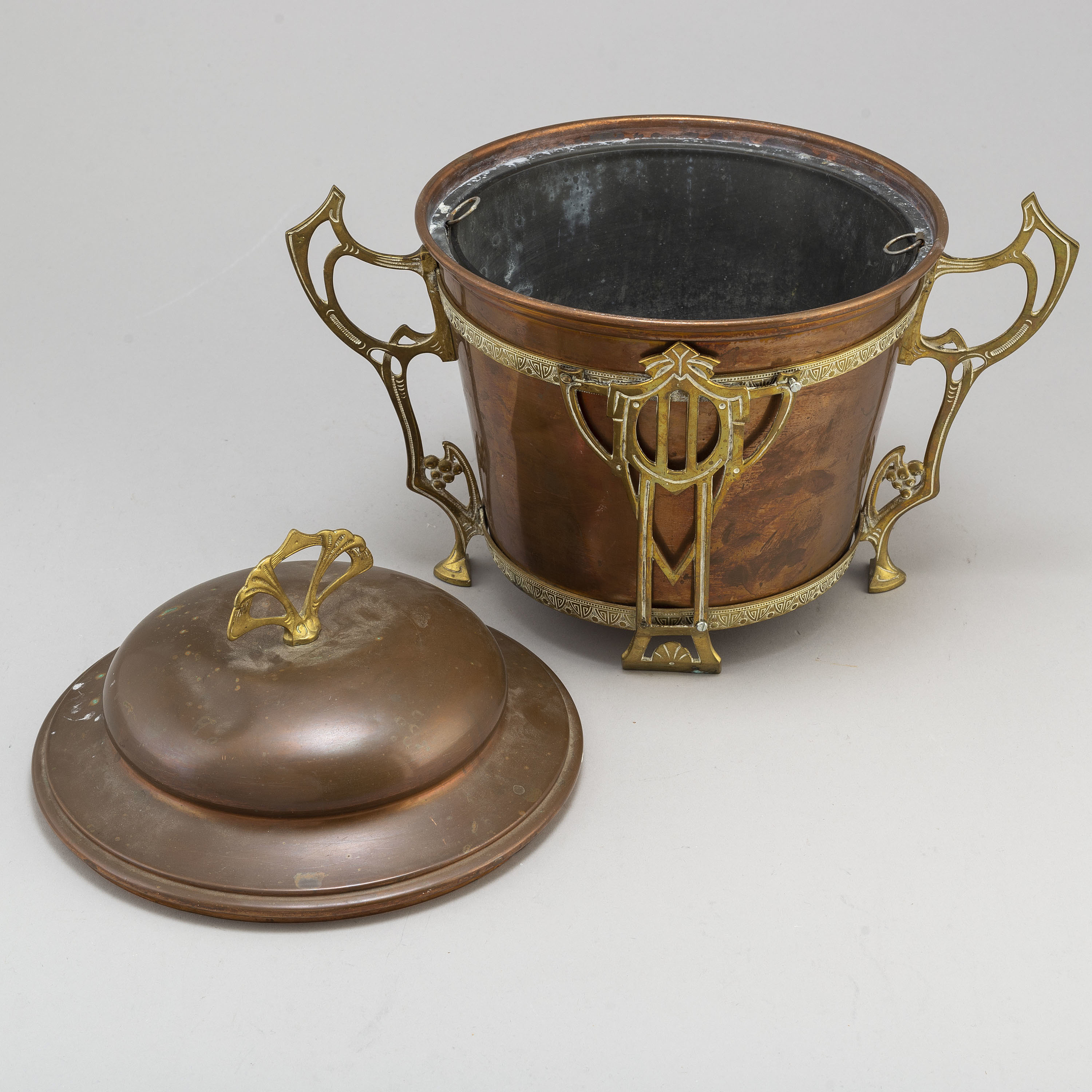a copper and brass ice bucket from around 1900. Bukowskis