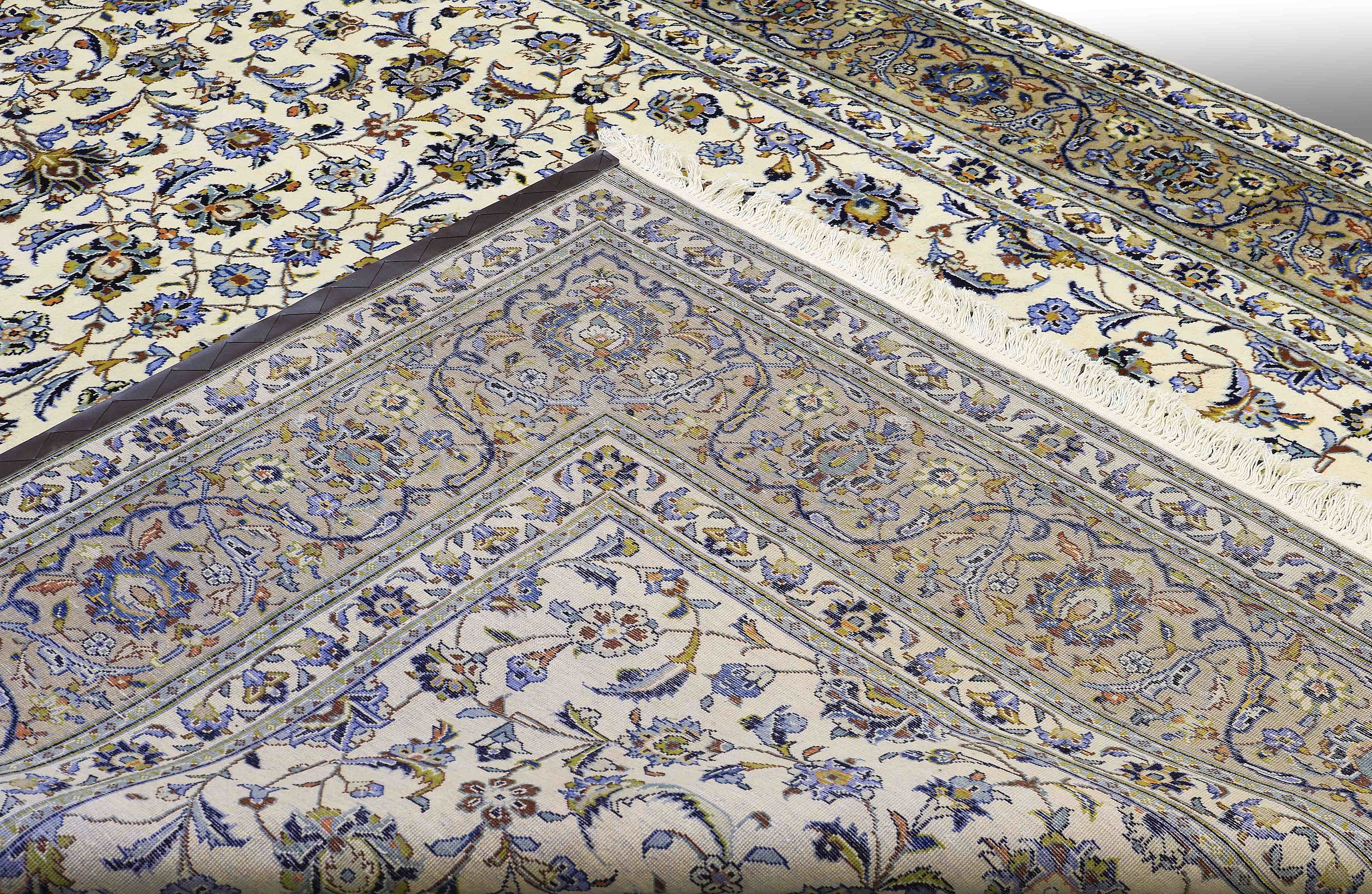 A carpet Kashan 385 x 270 cm. Bukowskis