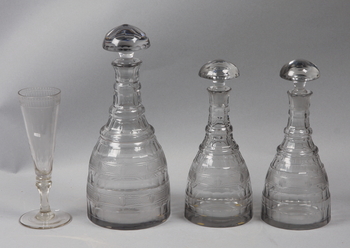 113355. KARAFFER 3st samt CHAMPAGNEGLAS 1900 resp 1800-tal.