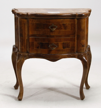 113779. BYRÅ, senbarockstil, 1900-tal.