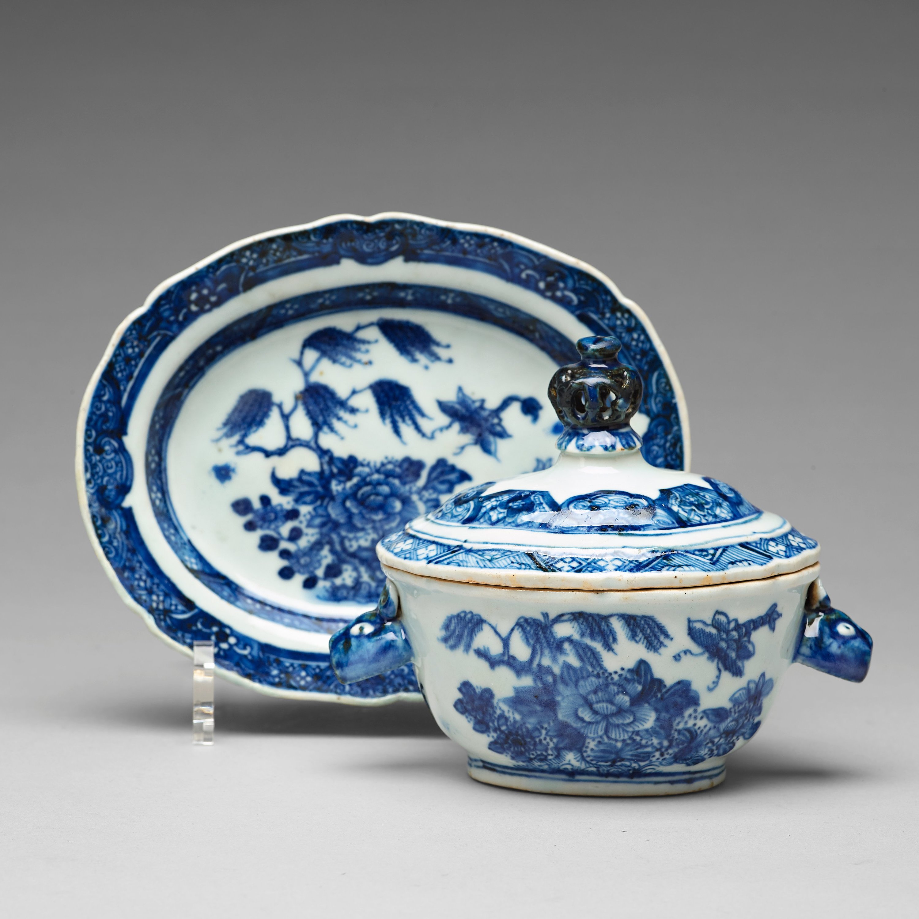 A blue and white butter tureen with cover and stand, Qing dynasty