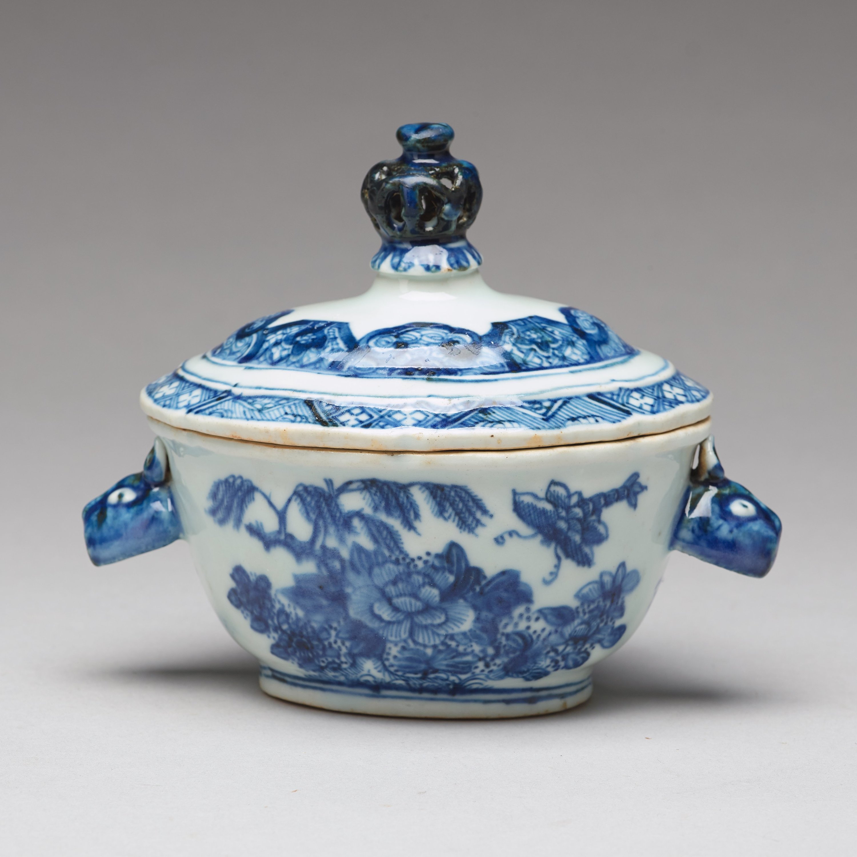 A blue and white butter tureen with cover and stand, Qing dynasty