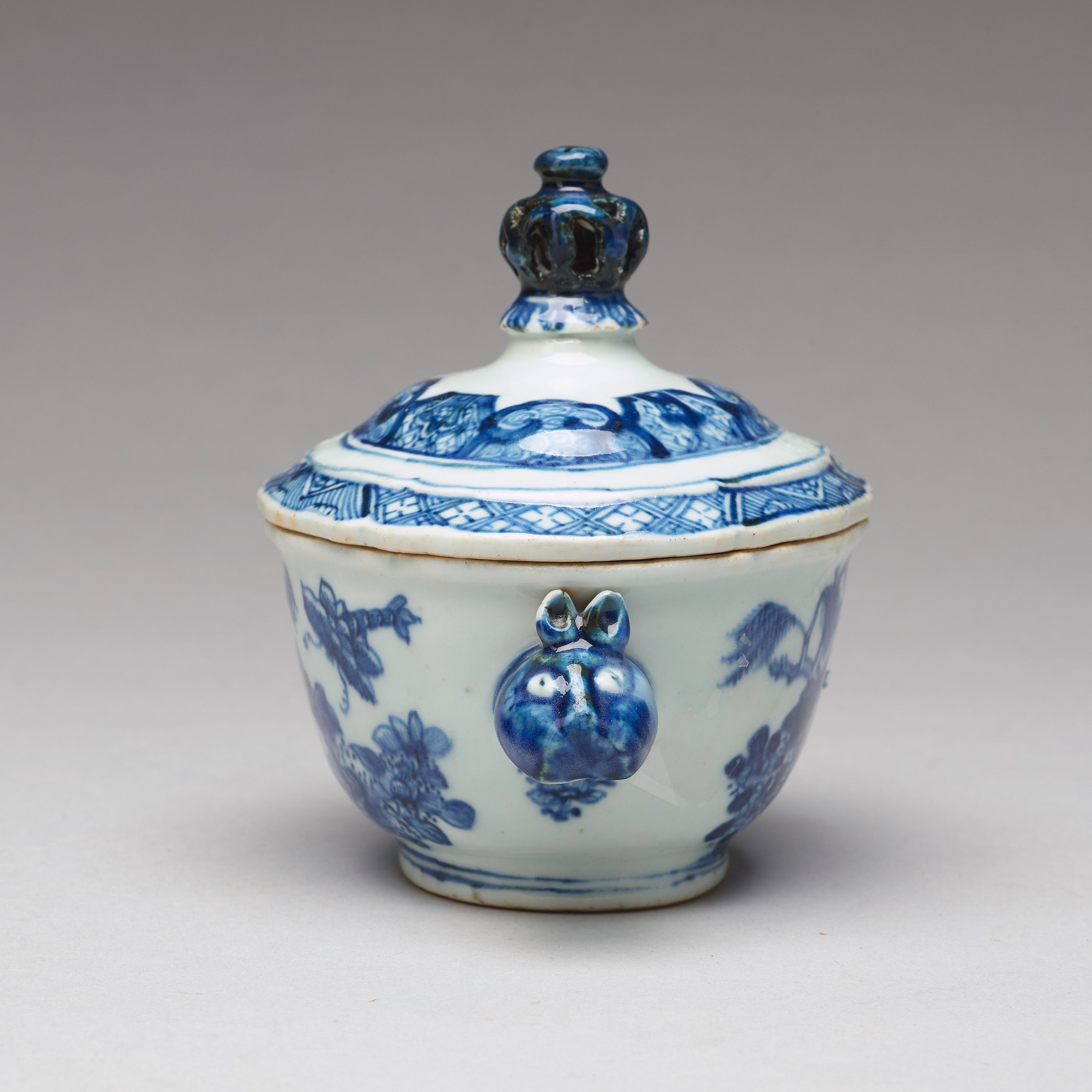 A blue and white butter tureen with cover and stand, Qing dynasty