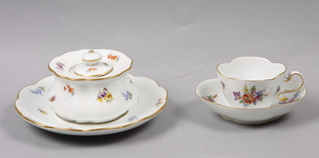 113907. BLÄCKHORN SAMT KAFFEKOPP MED FAT, porslin, Meissen, rokokostil, 1900-tal.