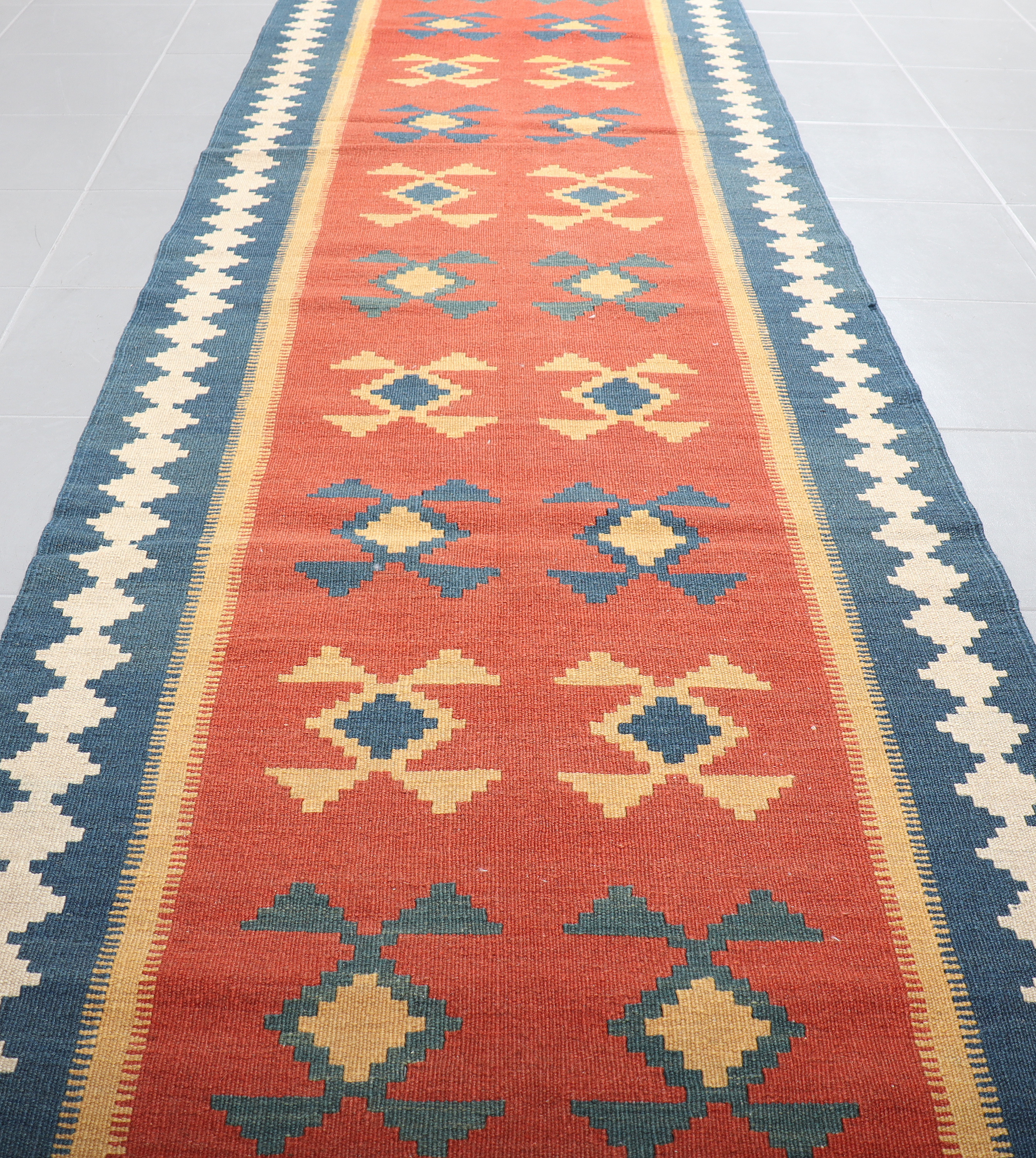 A FLATWEAVE RUNNER RUG, 288 x 83 cm. Bukowskis