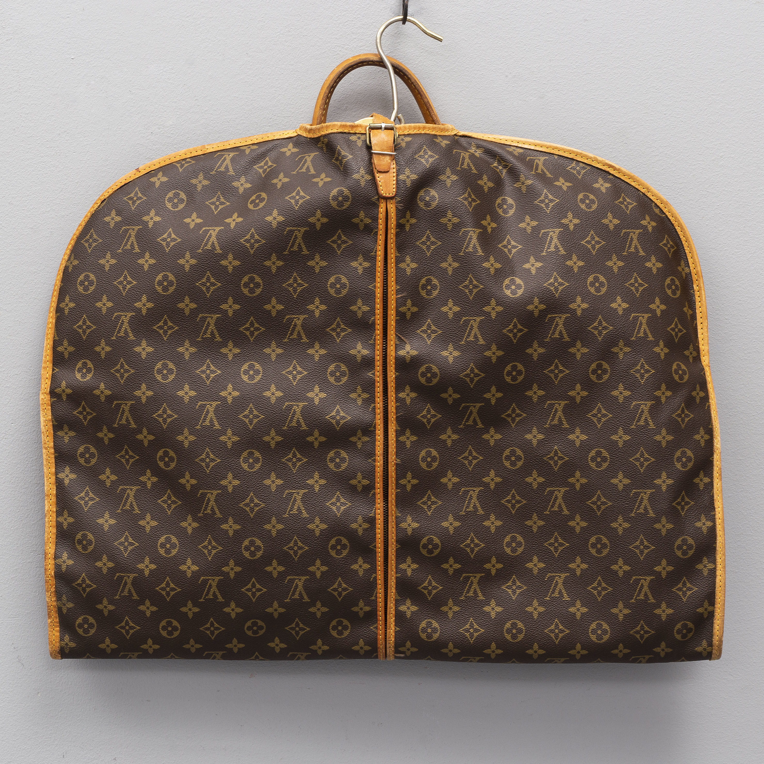 LOUIS VUITTON, "Garment Cover", resegarderob. Bukowskis