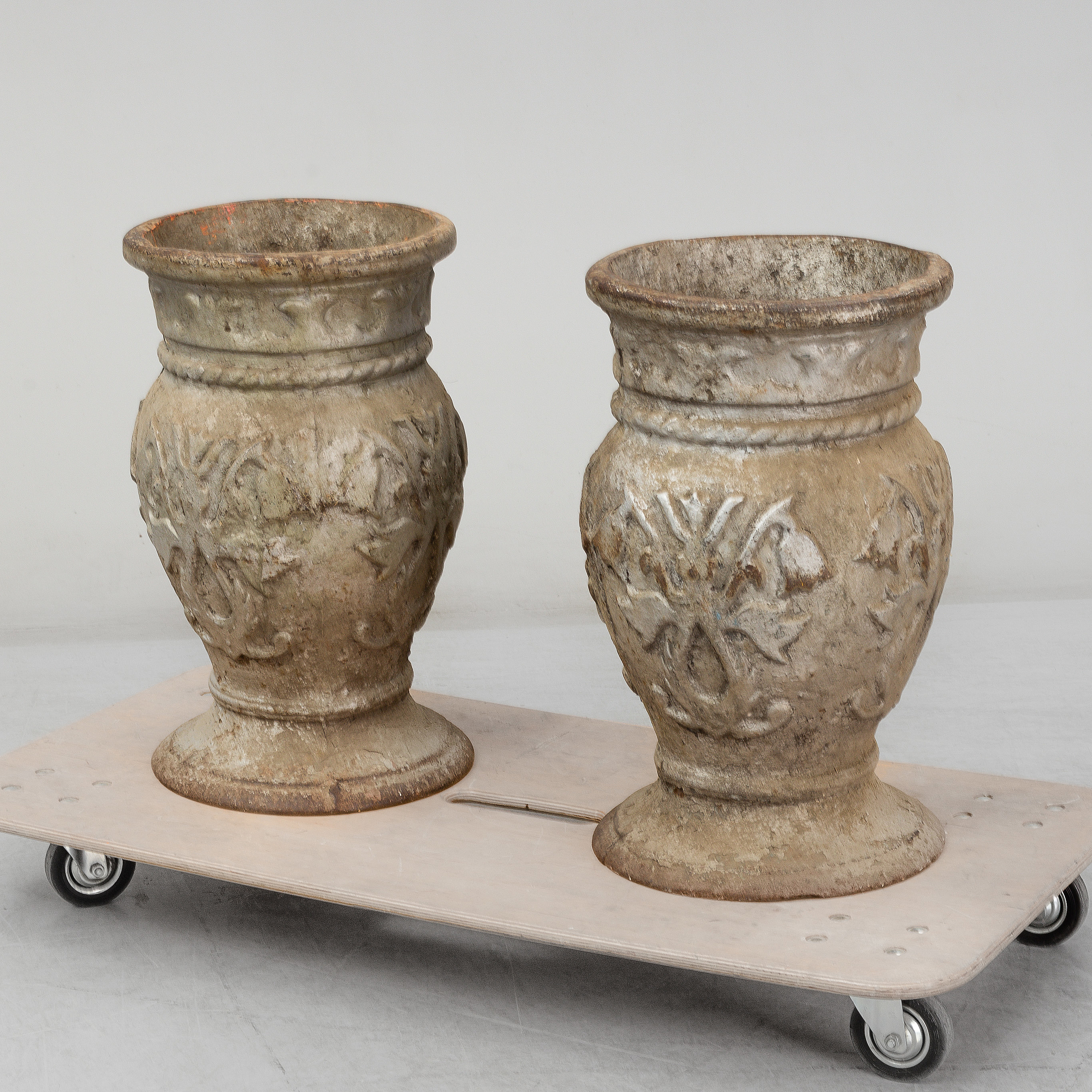 A pair of 20th century cast iron plant pots. Bukowskis