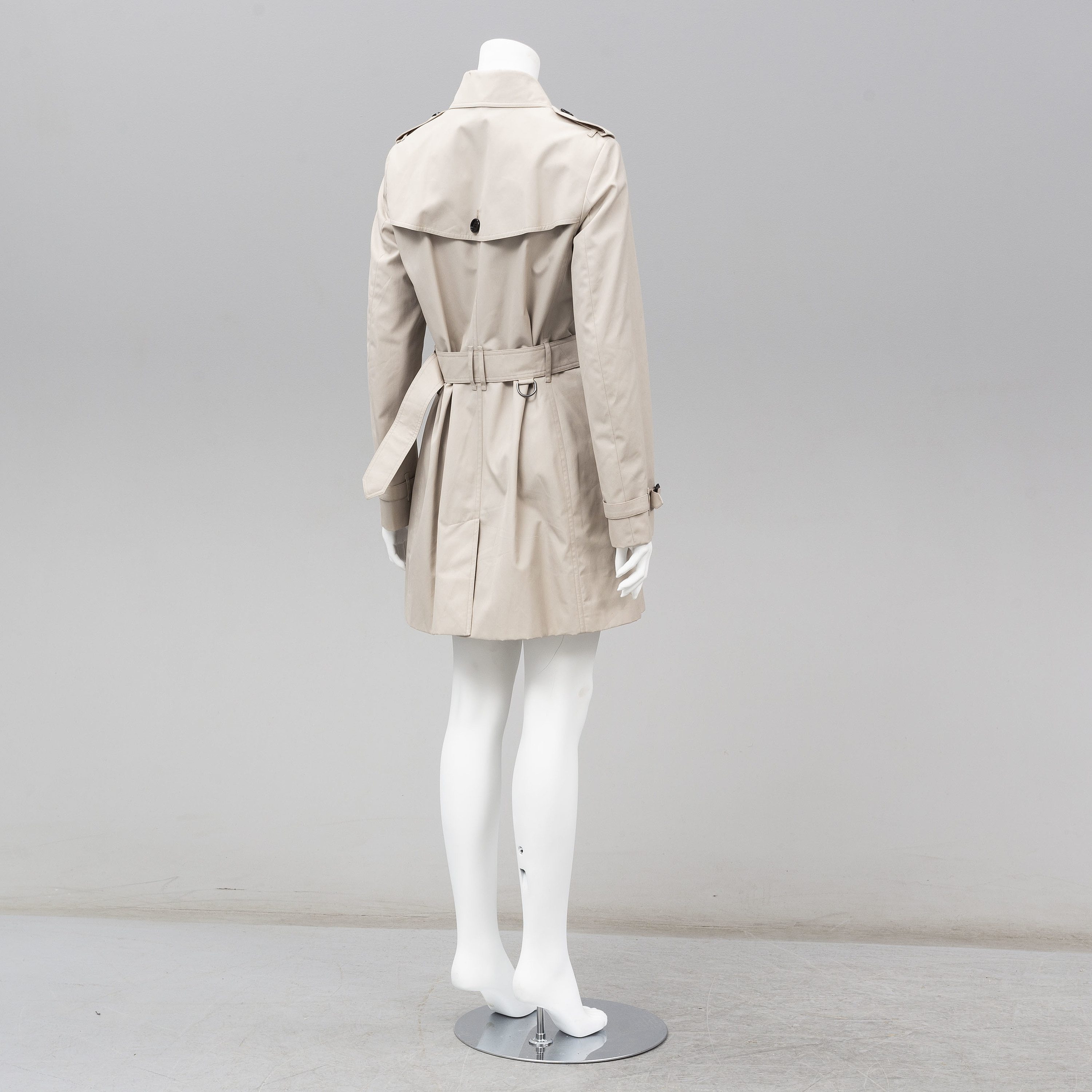 BURBERRY, a beige vintage trenchcoat, size ca 40/42. Bukowskis