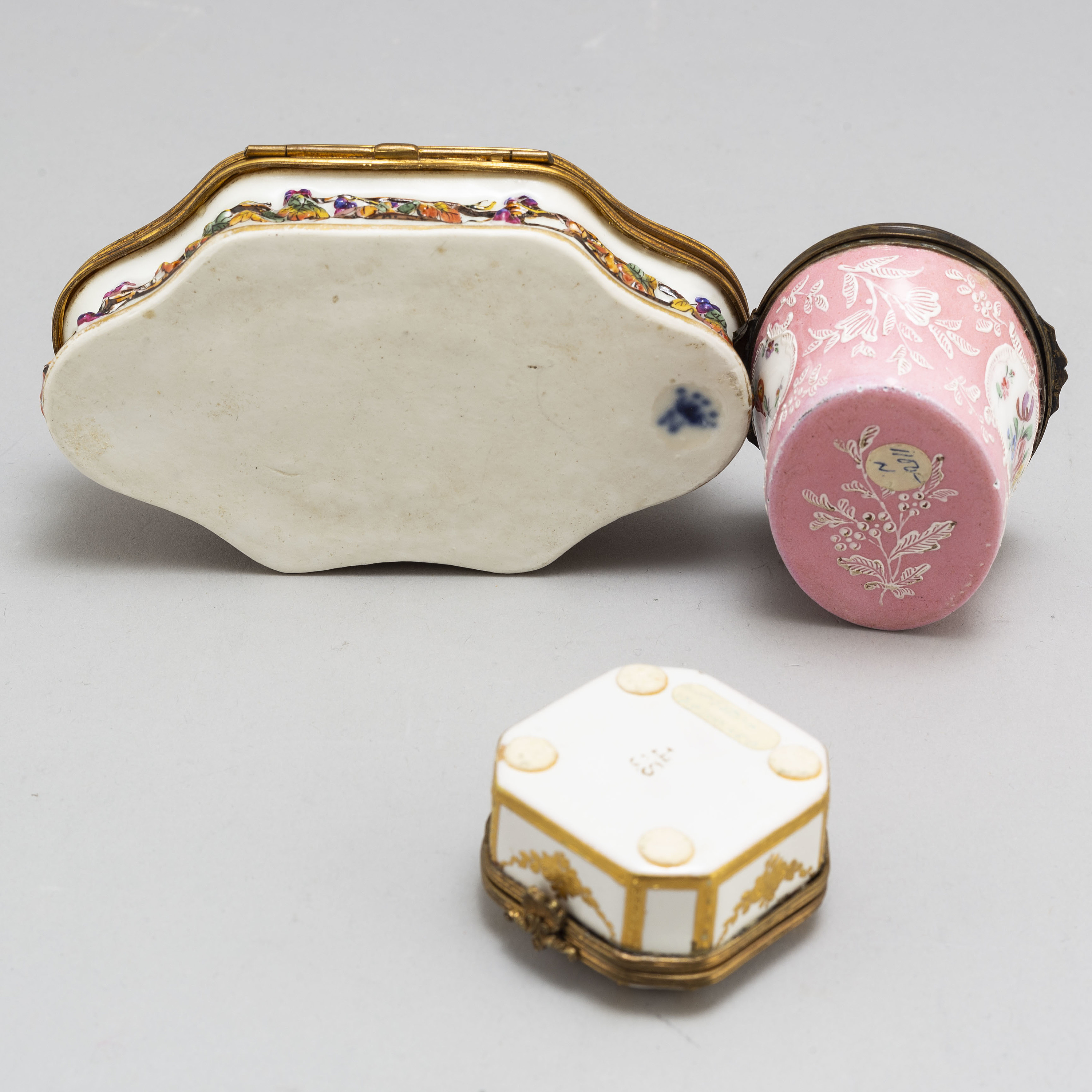Three enamel and porcelain boxes, early 20th Century. Bukowskis