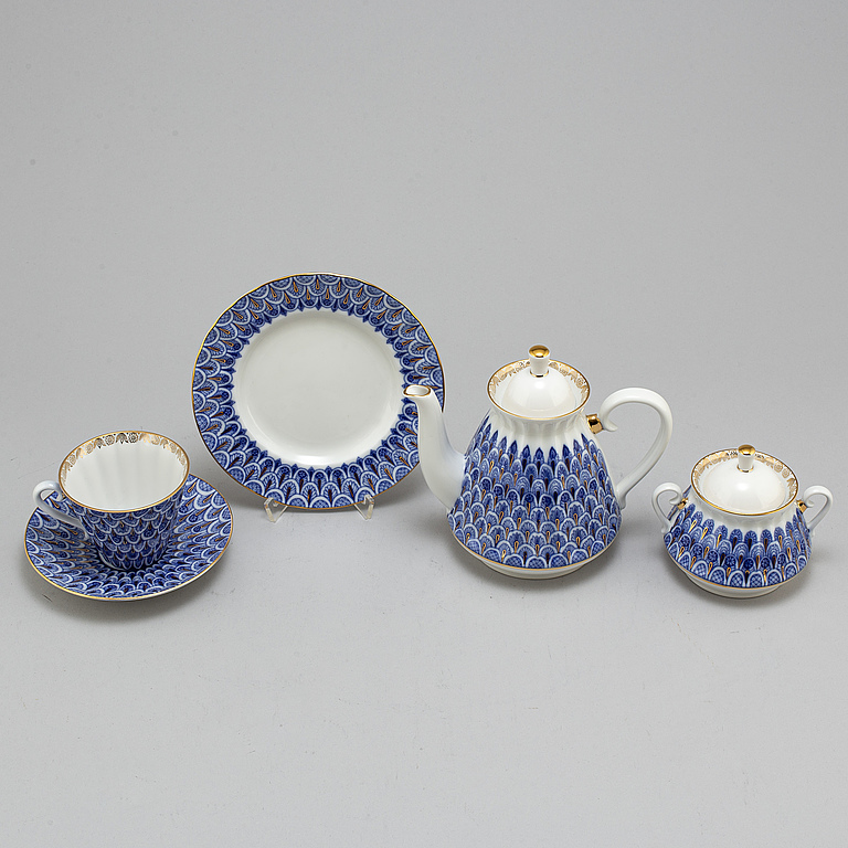 A 14-piece porcelain tea service from Lomonosov, Russia, 21st Century.