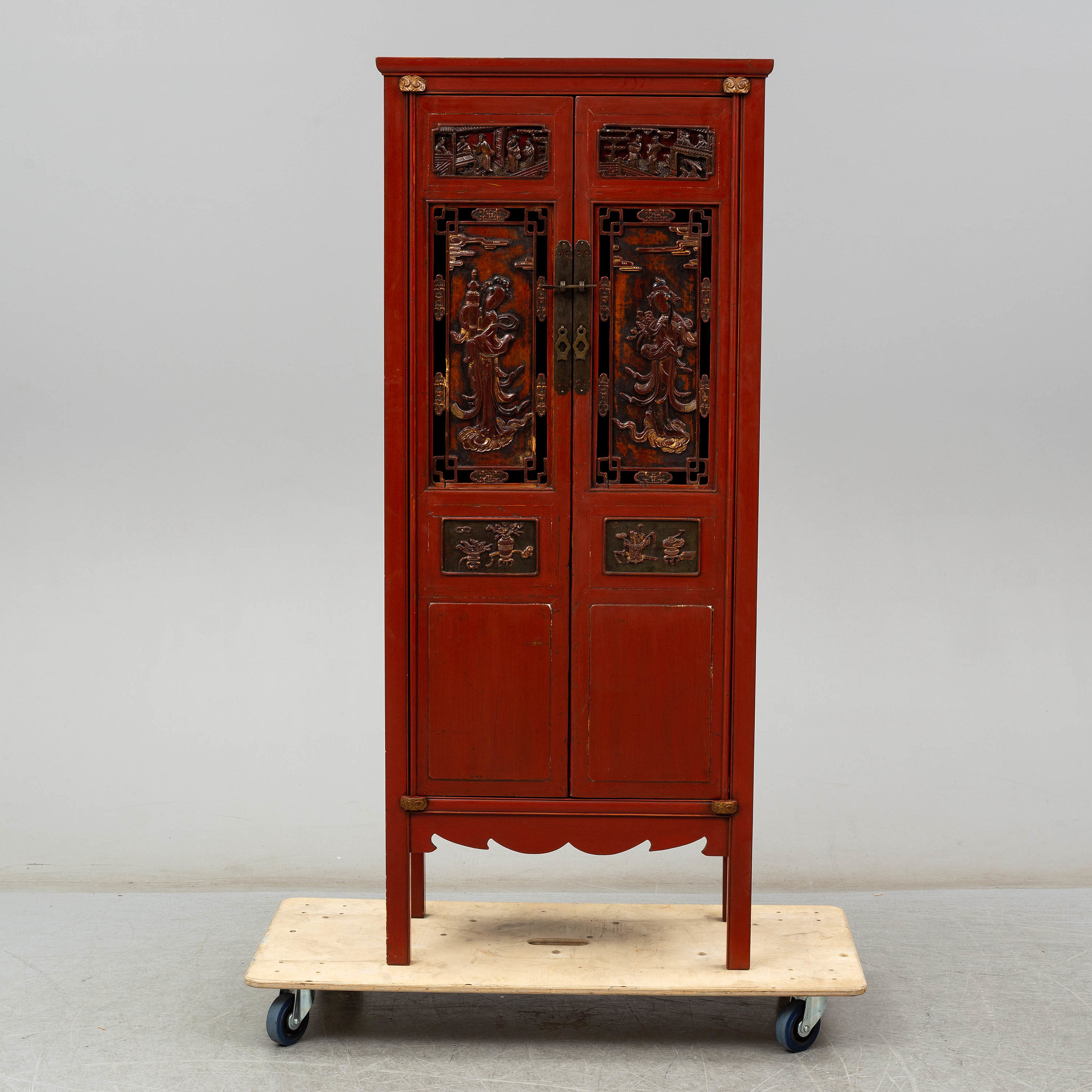 A modern chinese cupboard. Bukowskis