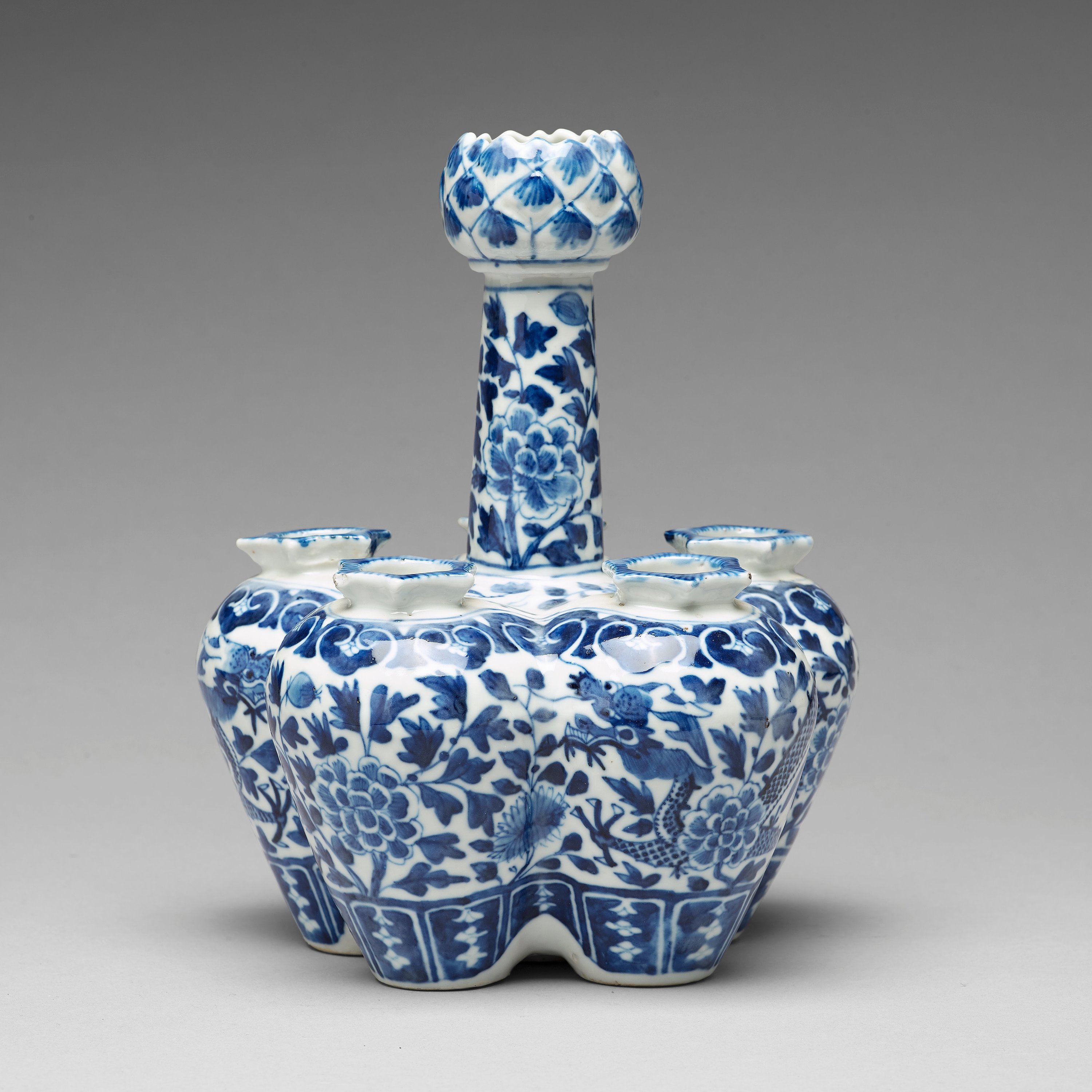 A blue and white tulip vase, Qing dynasty, 19th Century. Bukowskis
