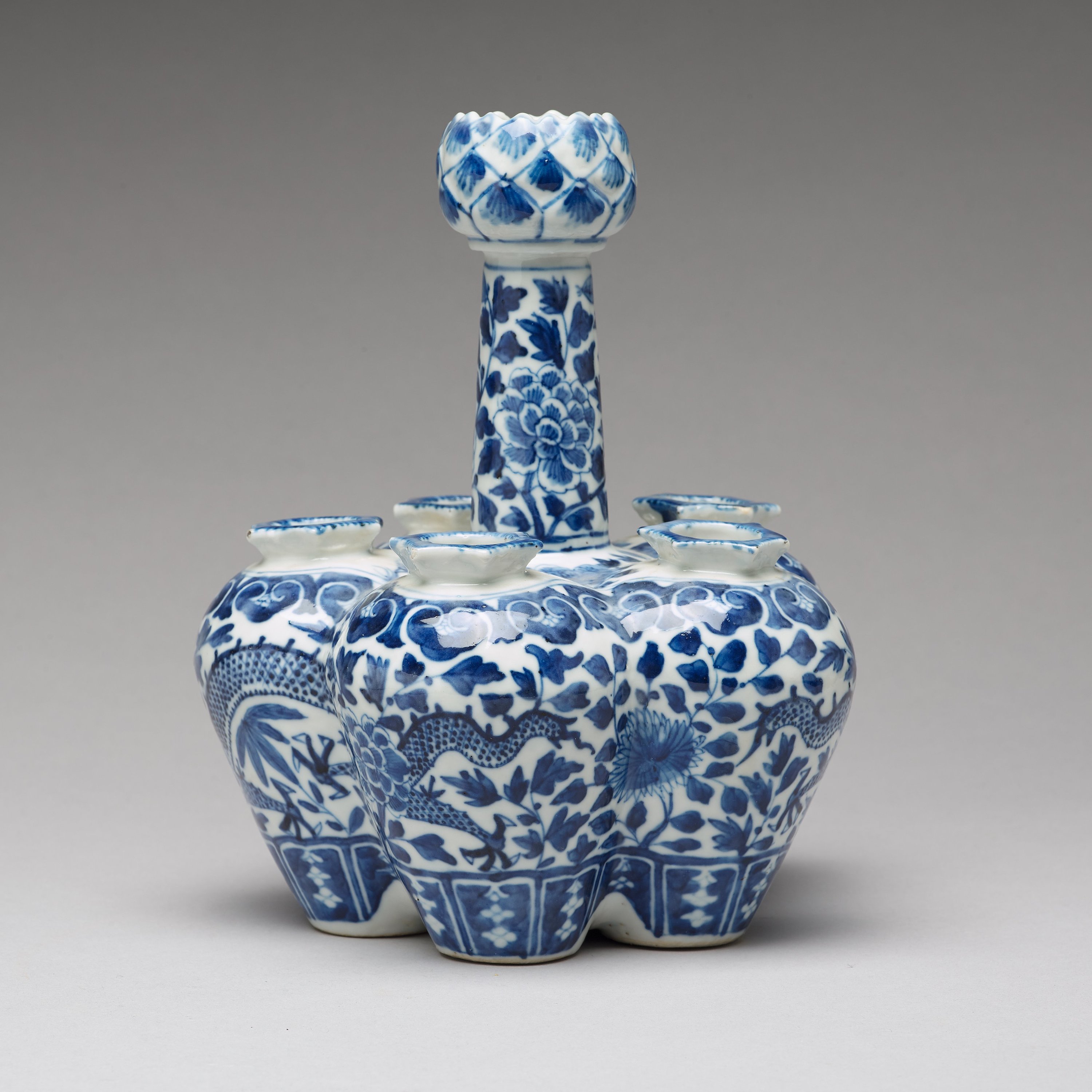 A blue and white tulip vase, Qing dynasty, 19th Century. Bukowskis