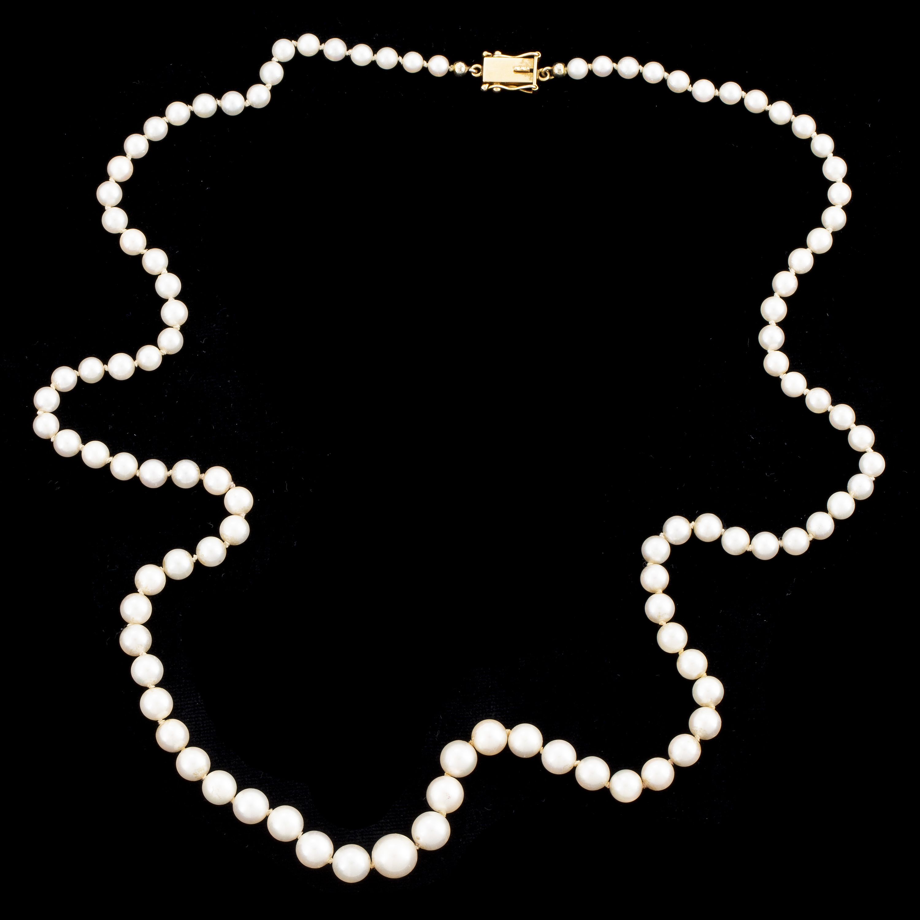 Cultured pearl necklace, clasp 18K gold. Bukowskis