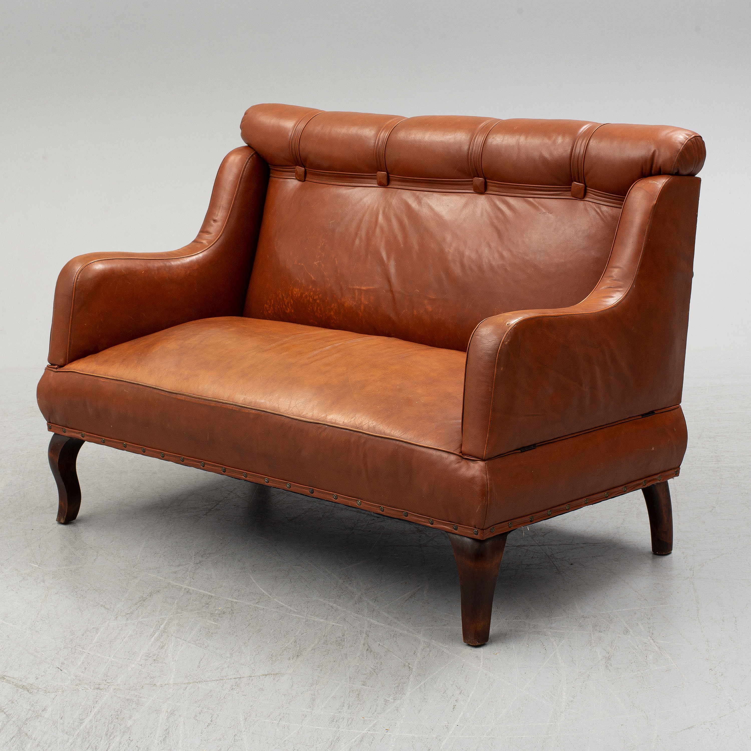 An Early 20th Century Leather Sofa. - Bukowskis - An Early 20th Century Leather Sofa. - Bukowskis