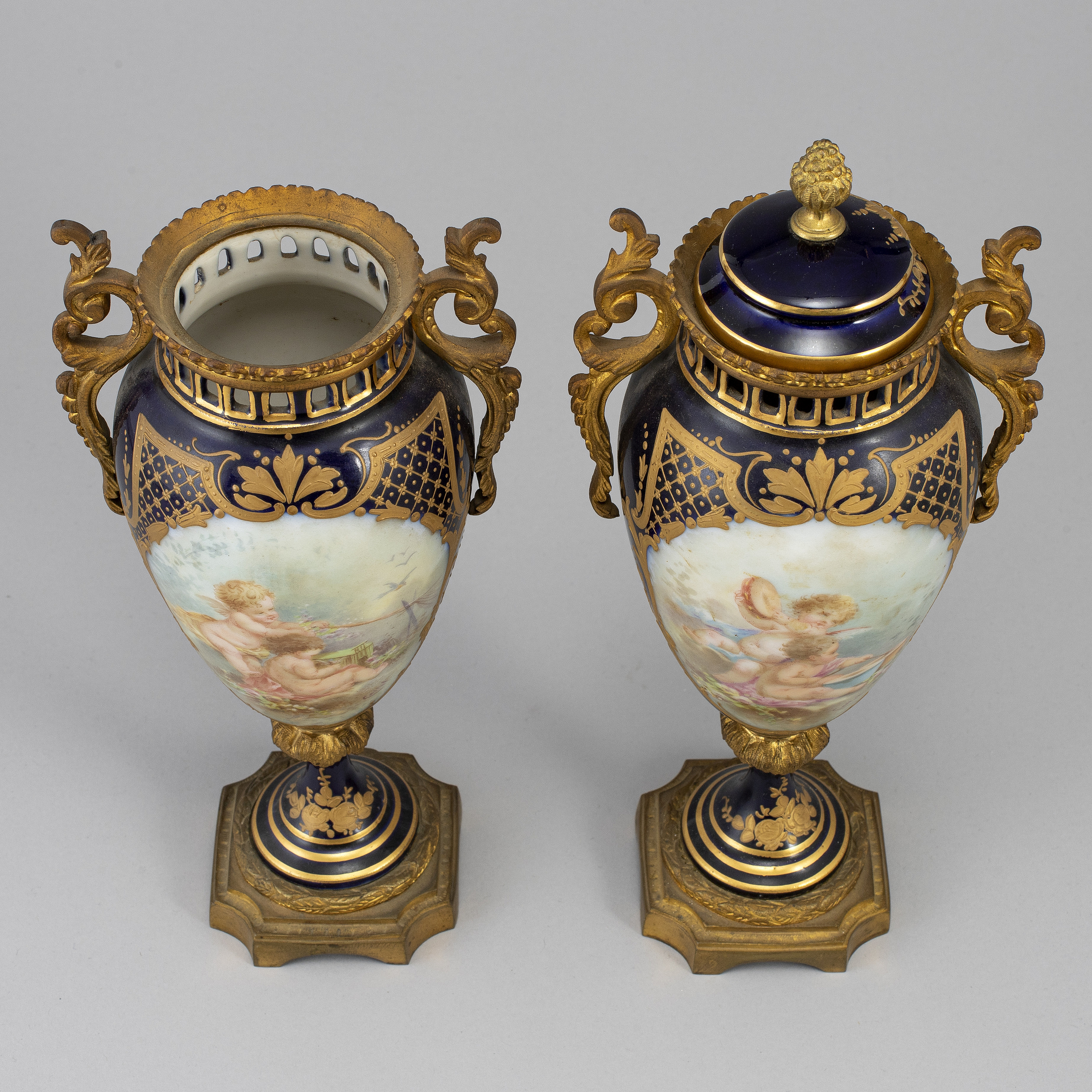 A pair of French urns, 20th century. Bukowskis