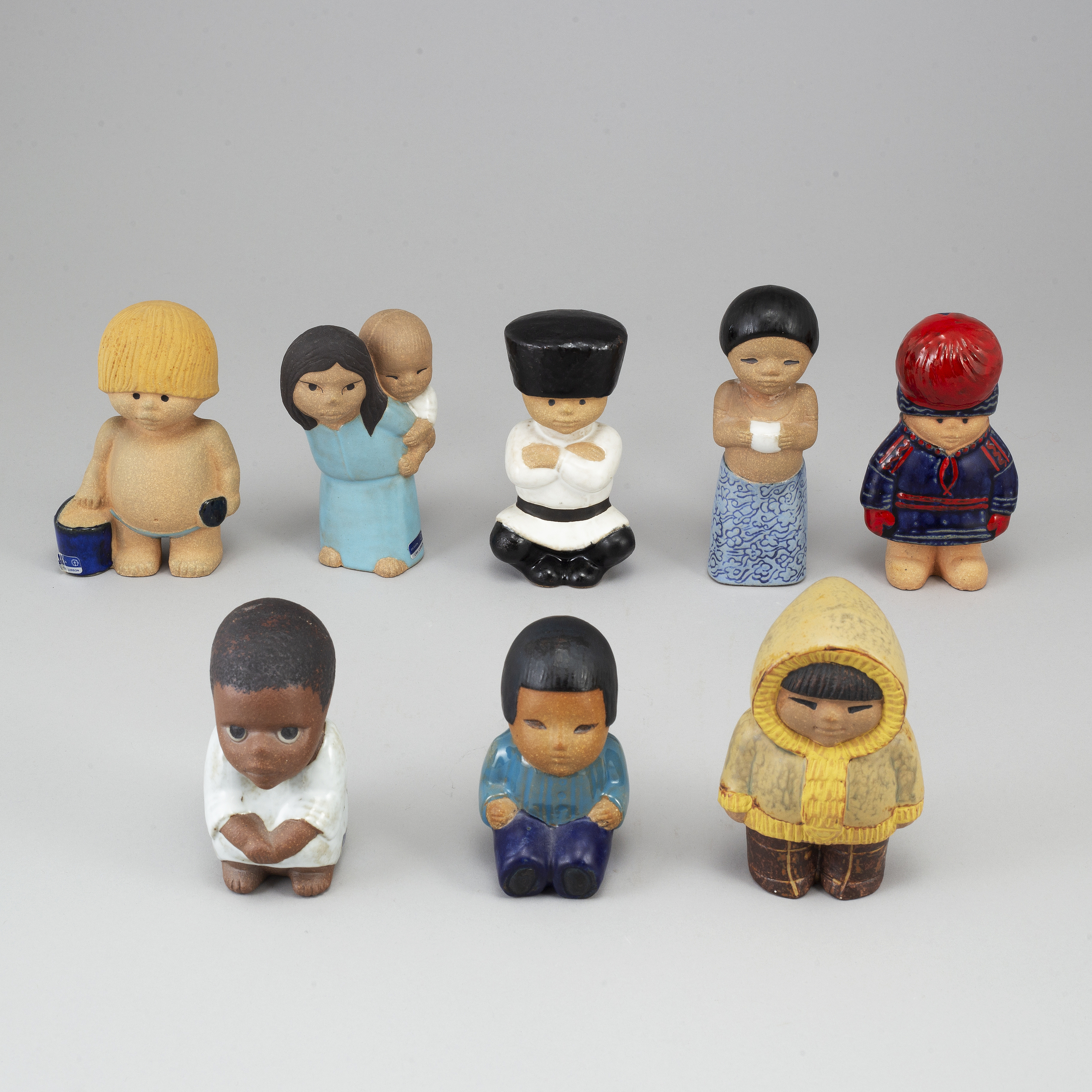LISA LARSON Figuriner Stengods 8 St All V rldens Barn 
