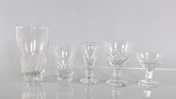 120351. GLASSERVISDELAR, ca 50 delar. 193040-tal.