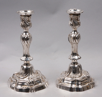 120829. LJUSSTAKAR, ett par, nysilver, rokokostil, Frankrike, 1900-tal.