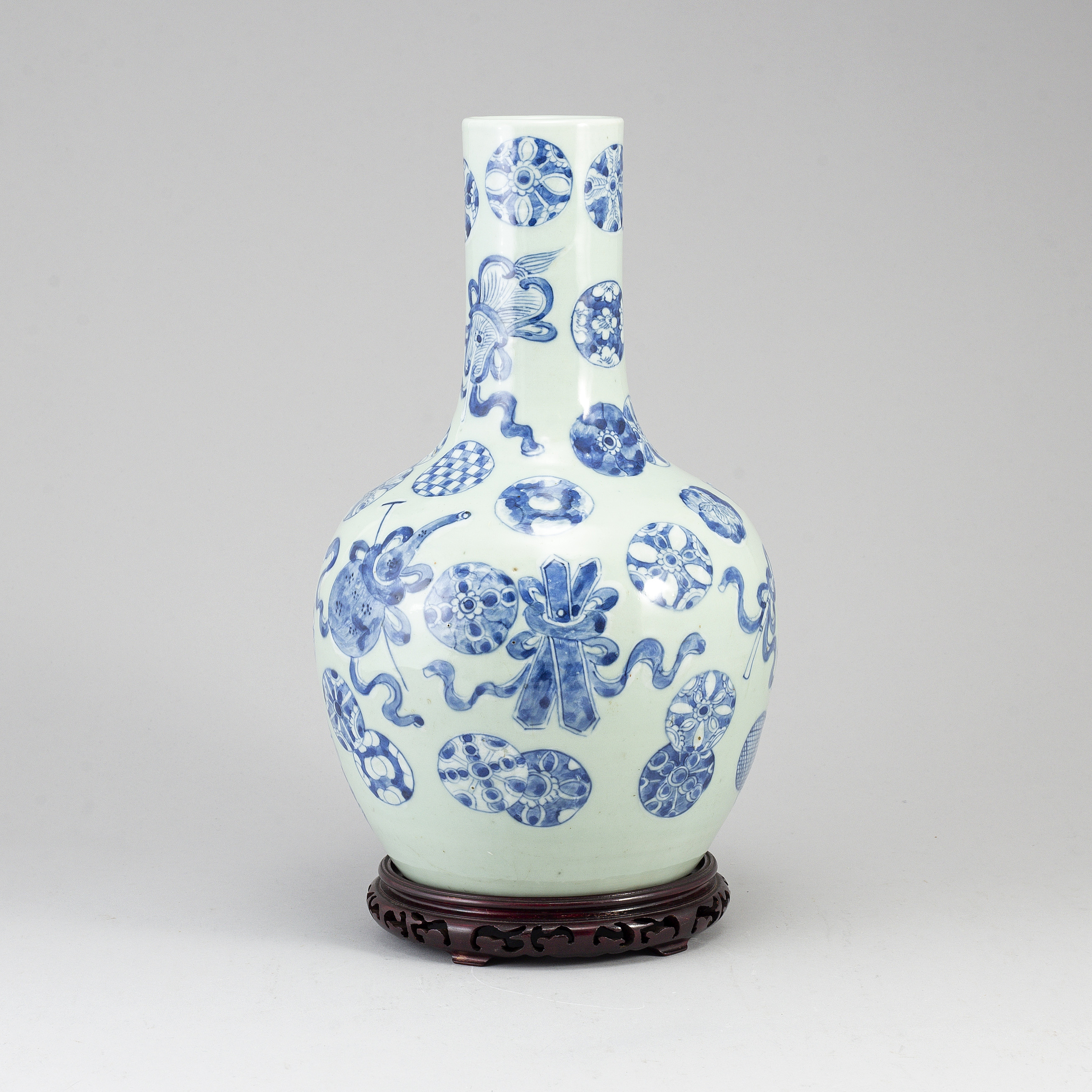 A blue and white tianqiuping vase, Qing dynasty, late 19th/early 20th